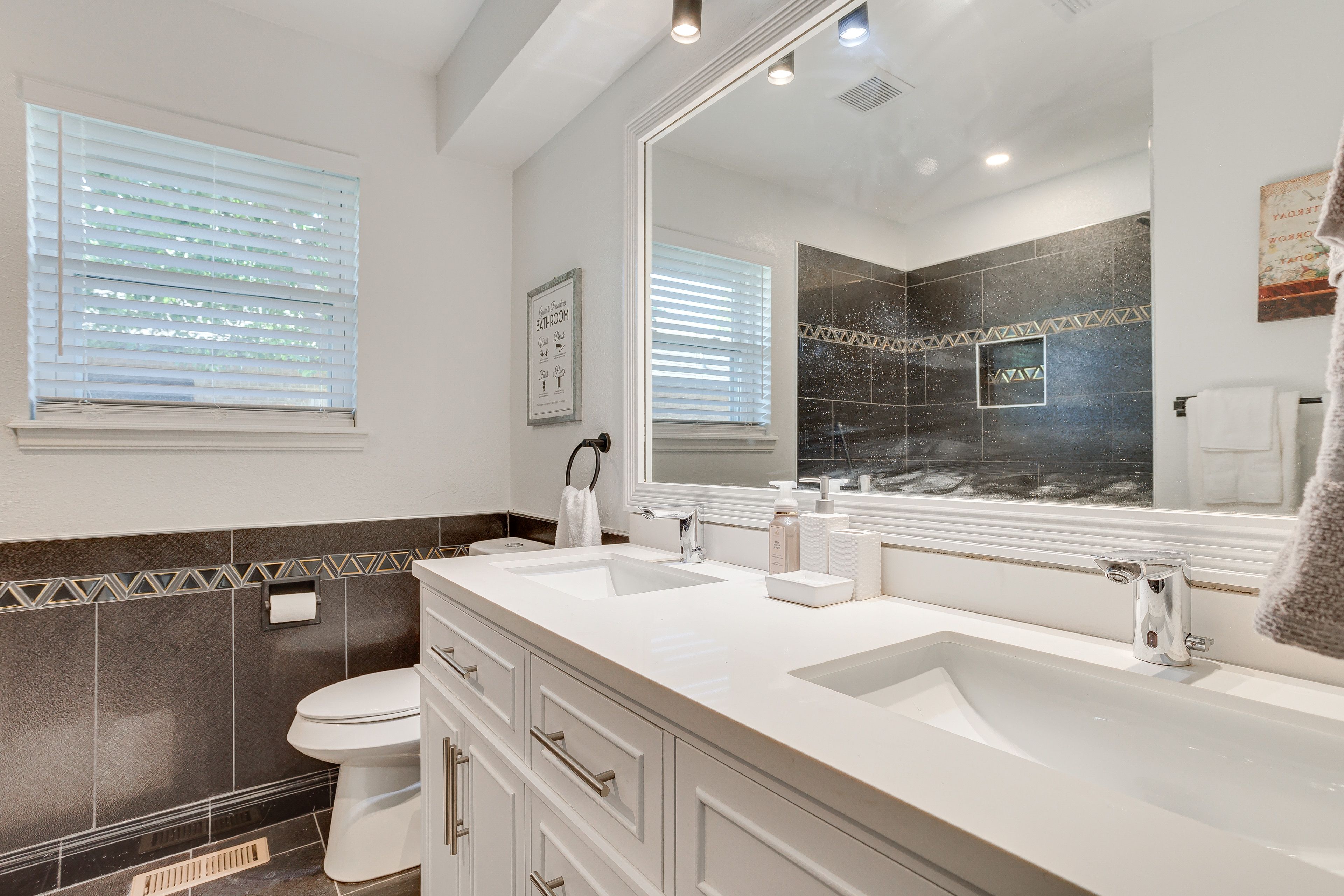 Full Bathroom | Towels Provided