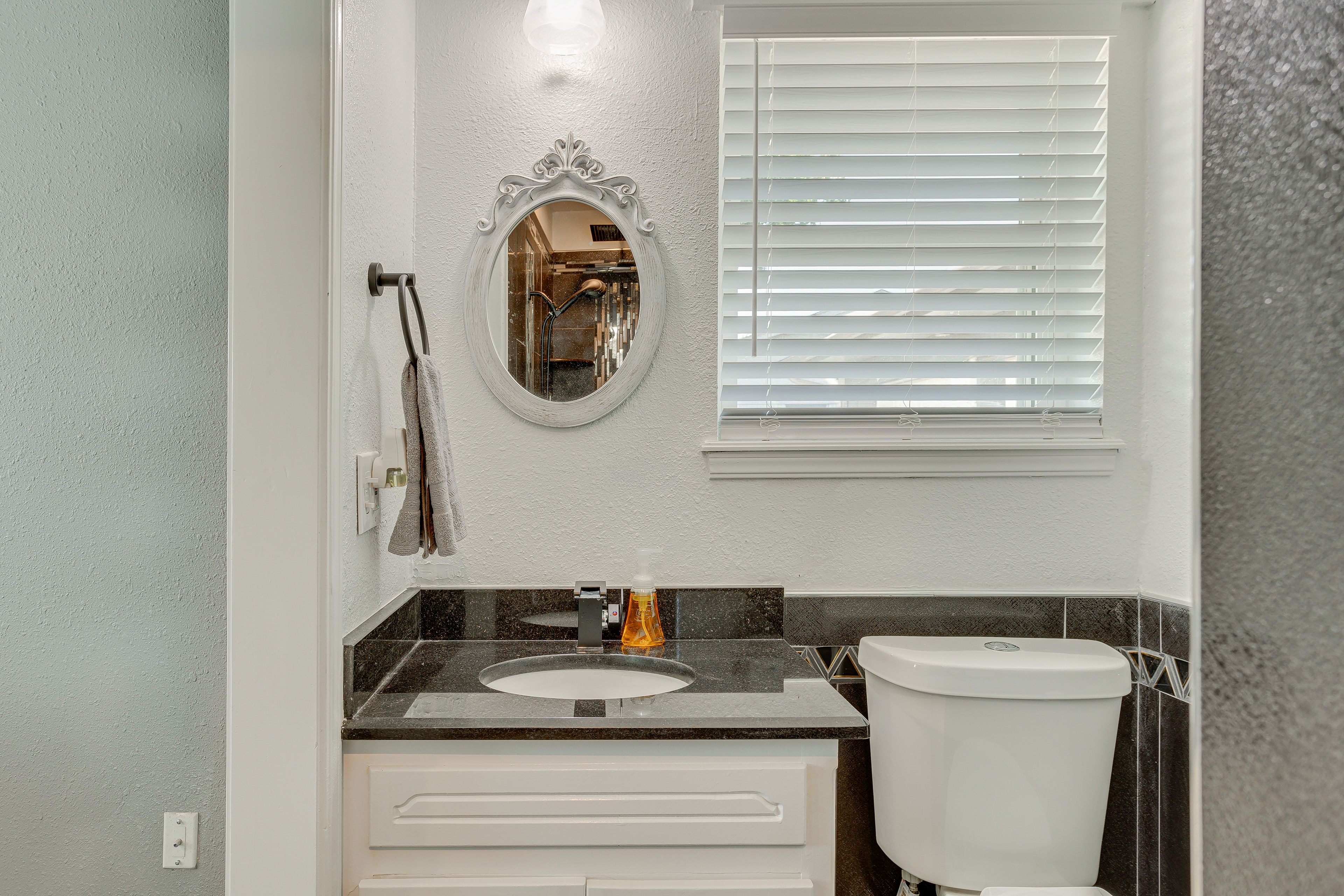 Full Bathroom | Complimentary Toiletries