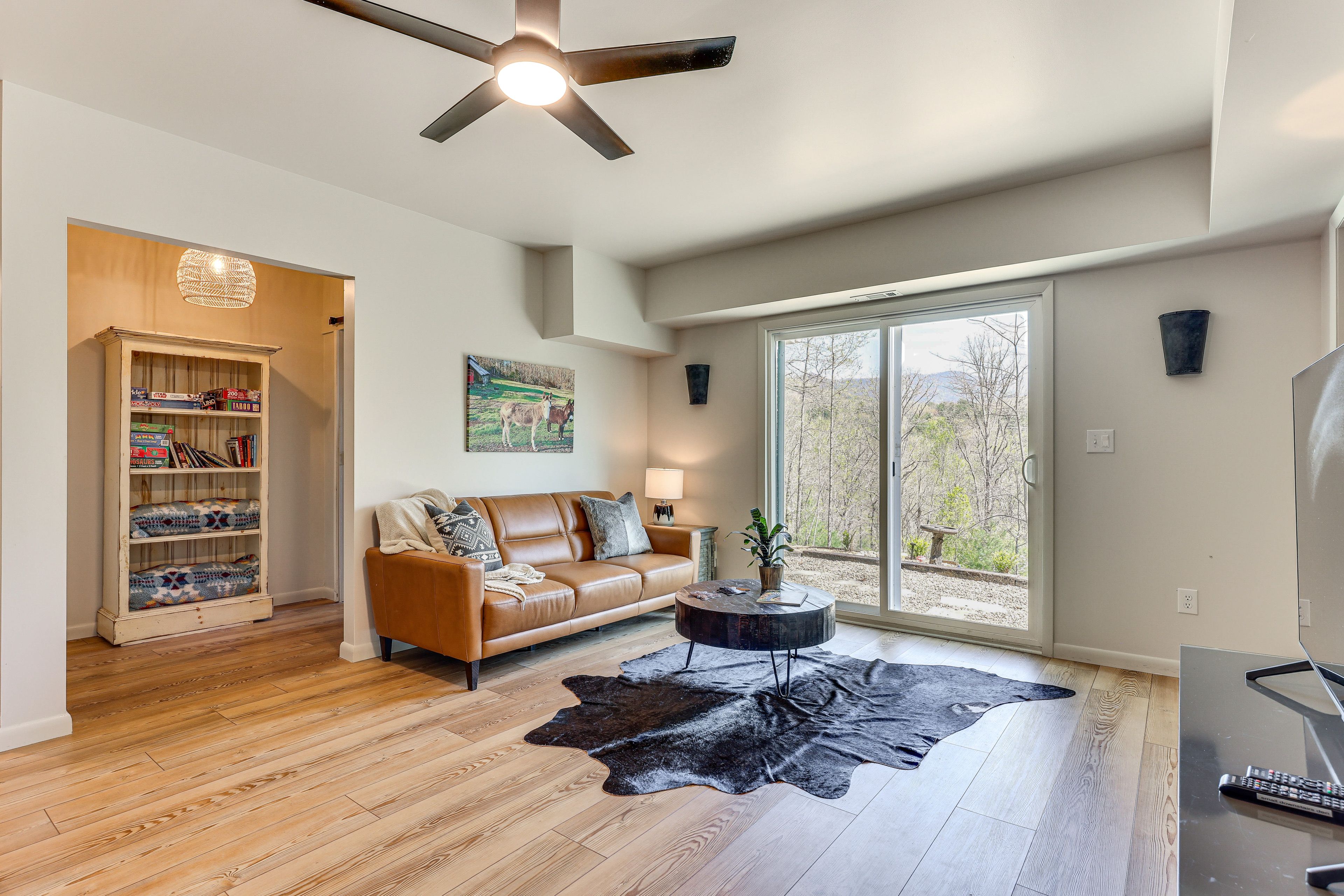 Leisure Room | Flat-Screen TV | Video Library | Free WiFi