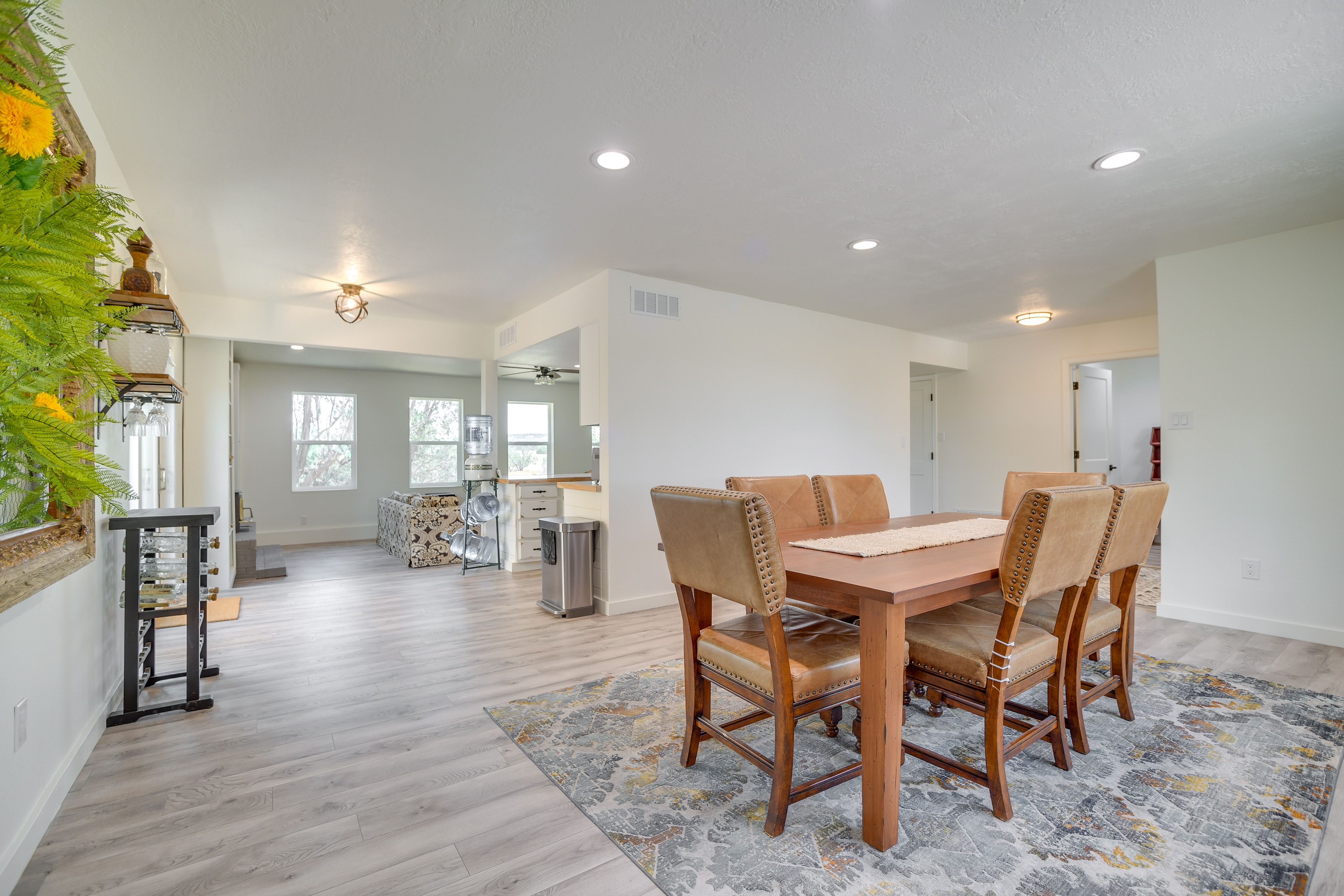 Dining Area | Dishware/Flatware Provided