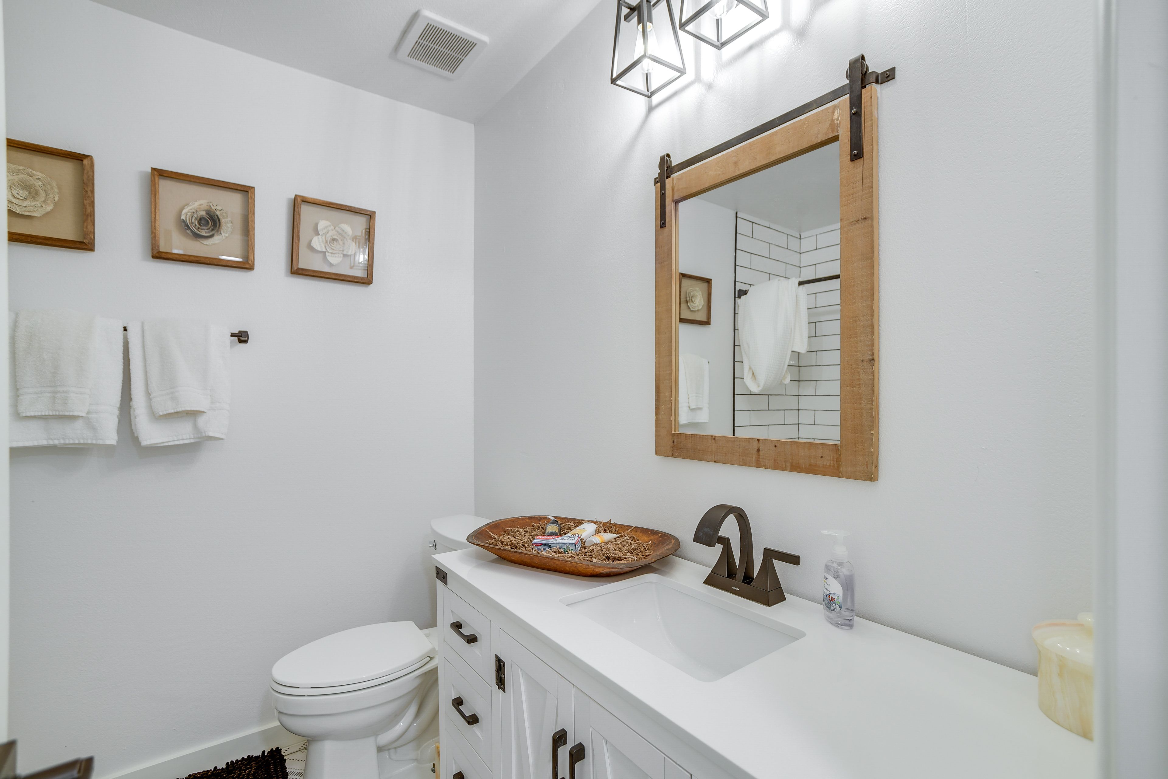Bathroom | Complimentary Toiletries | Towels Provided