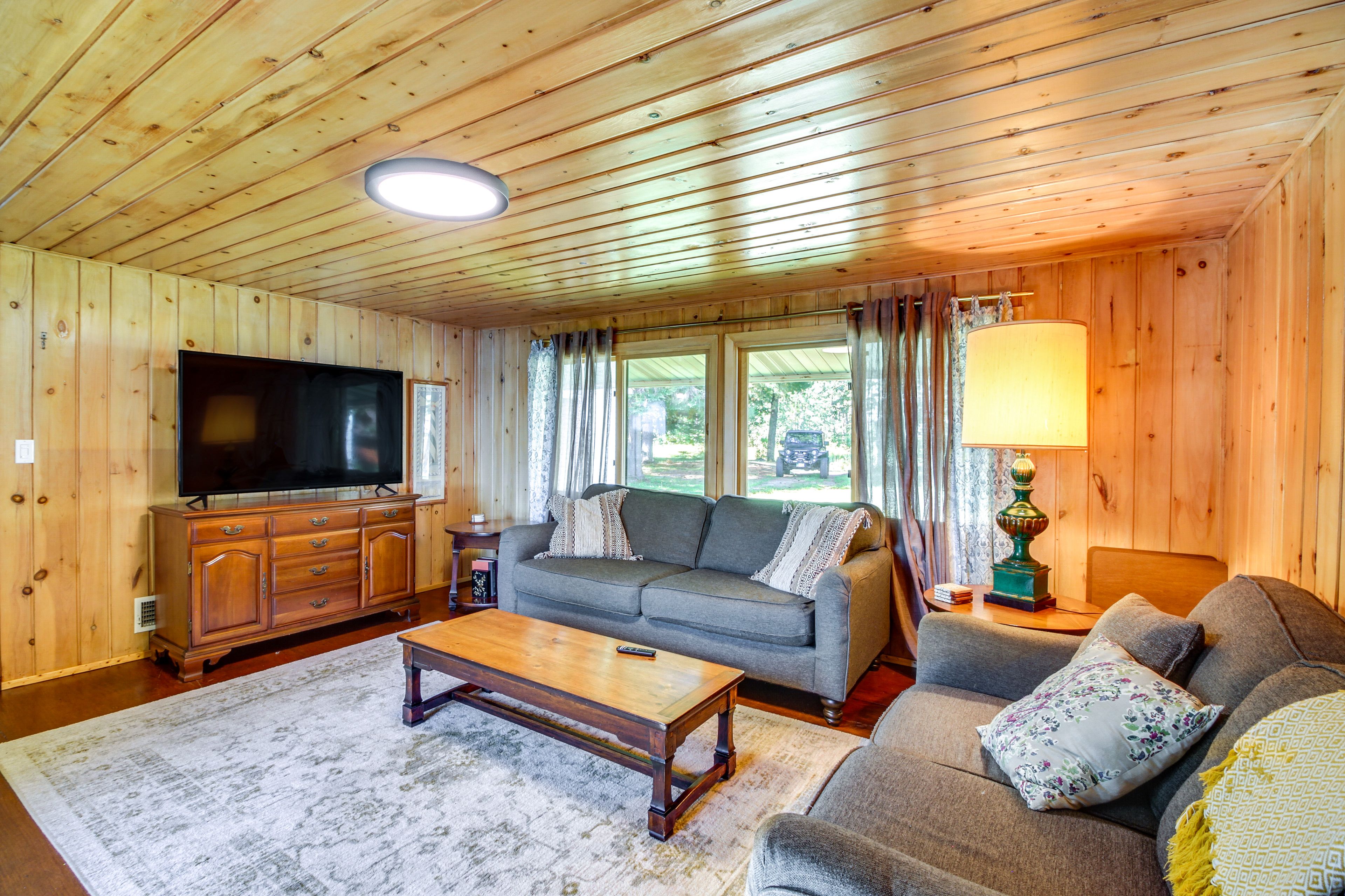 Living Room | Central Heating & A/C | Smart TV | Free WiFi