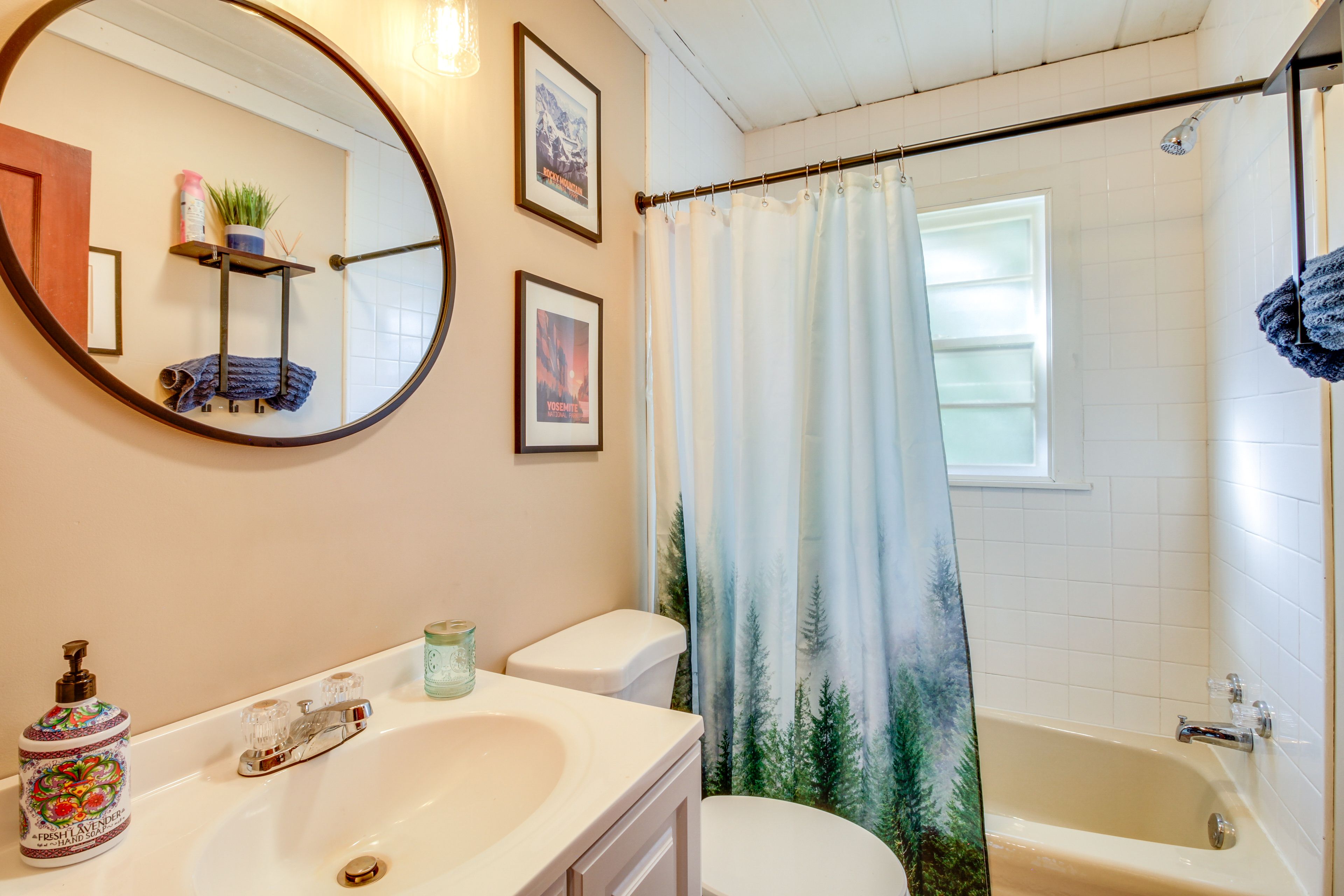 Full Bathroom | Shower/Tub Combo | Complimentary Toiletries | Towels Provided