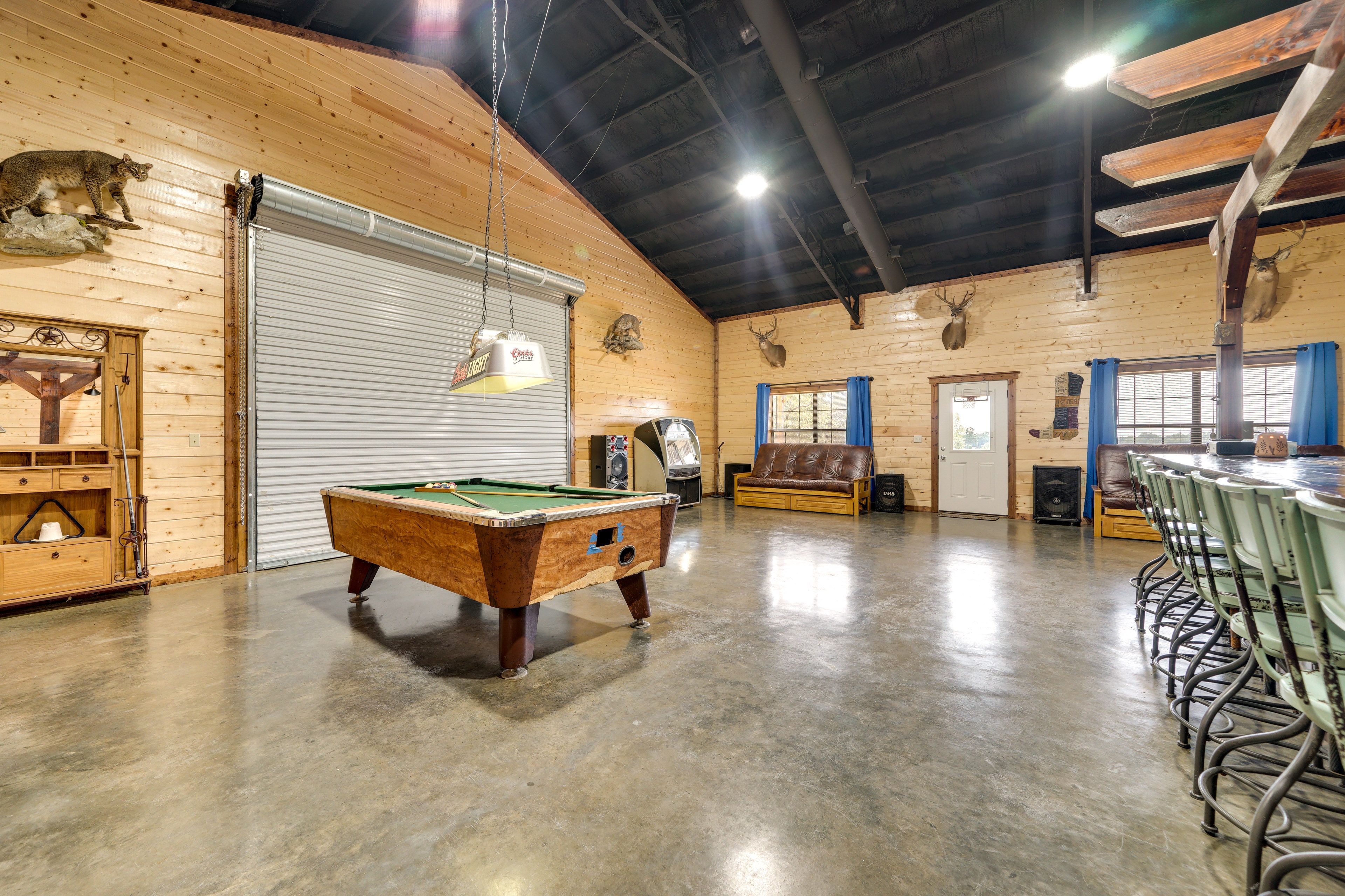 Game Room | 2 Queen Futons | Pool Table | Karaoke | Jukebox | Cornhole