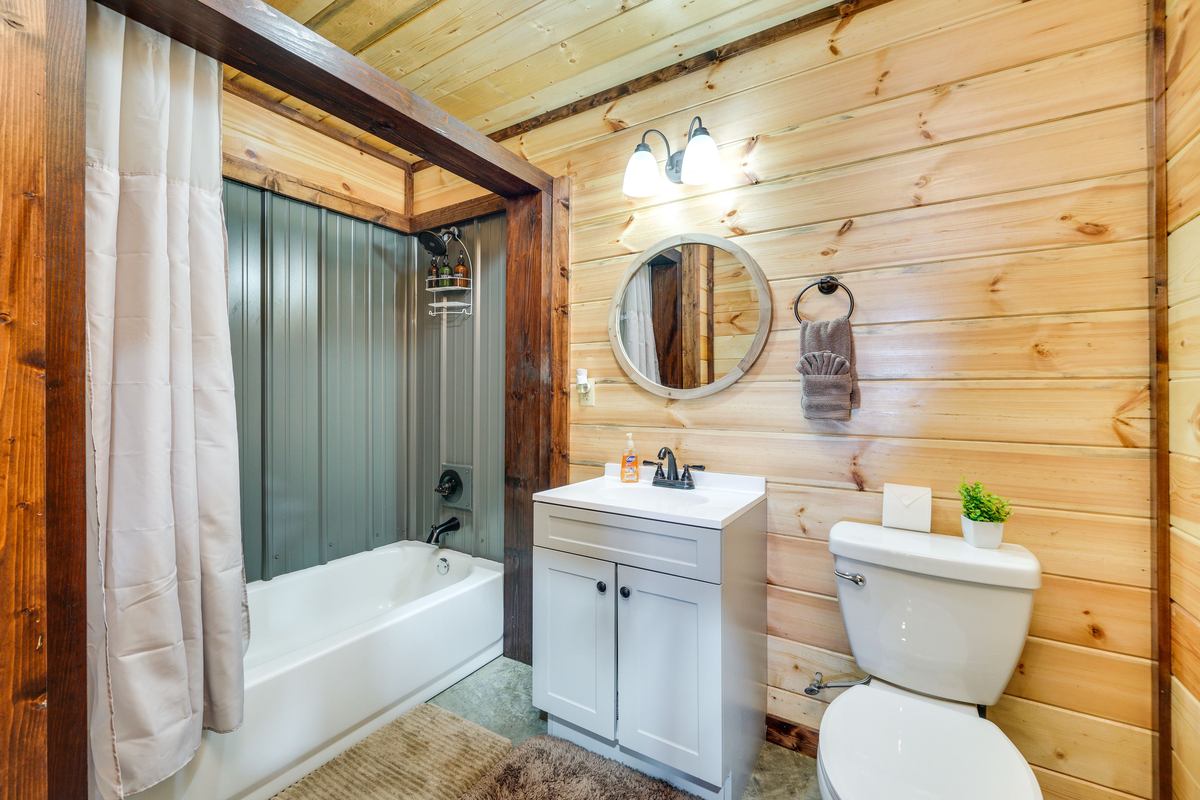 Full Bathroom | Towels Provided