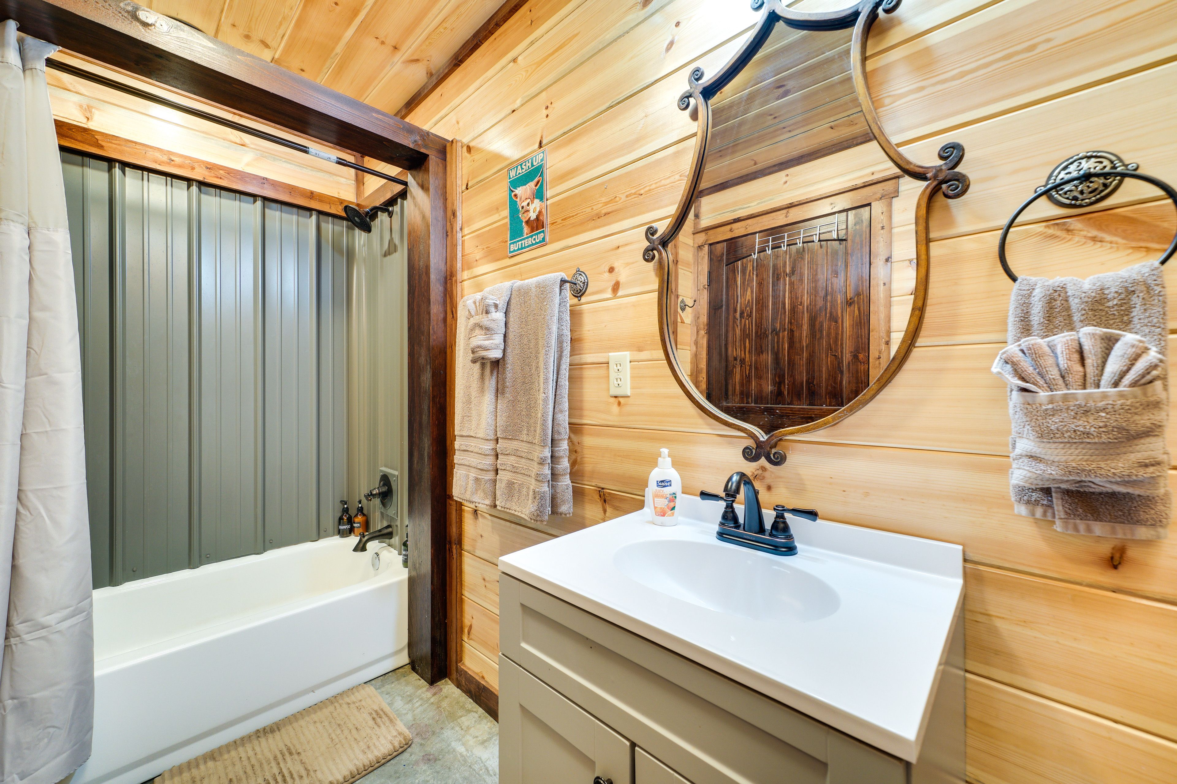 Full Bathroom | Complimentary Toiletries | Hair Dryer