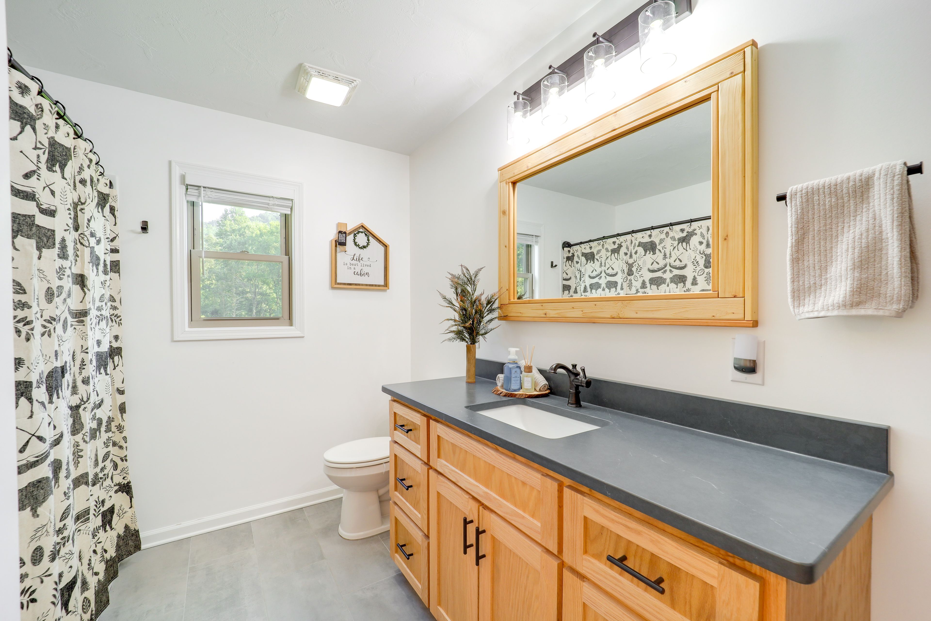 Full Bathroom | Complimentary Toiletries | Laundry