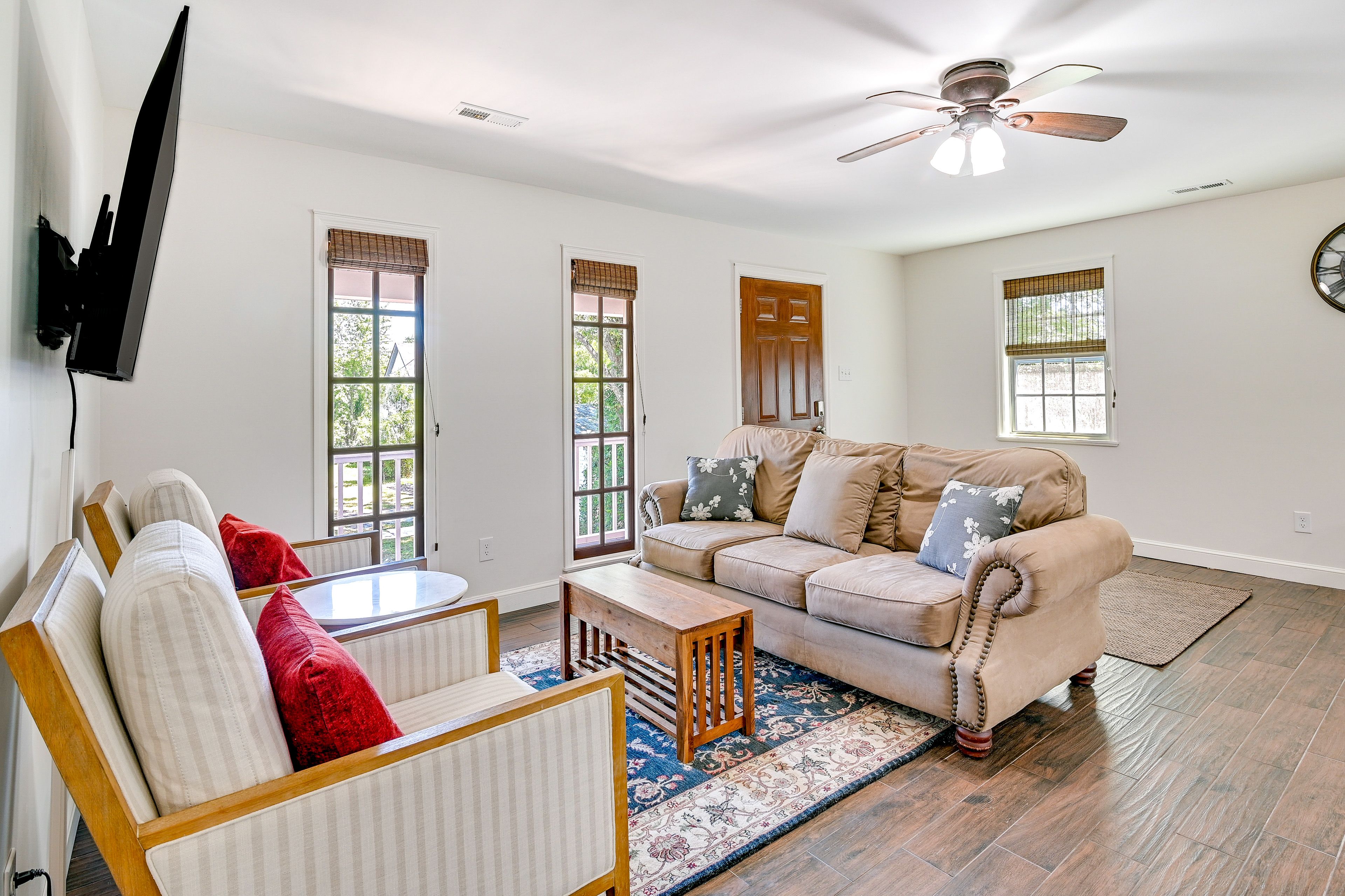 Living Room | Smart TV | Free WiFi | Central Heat & A/C