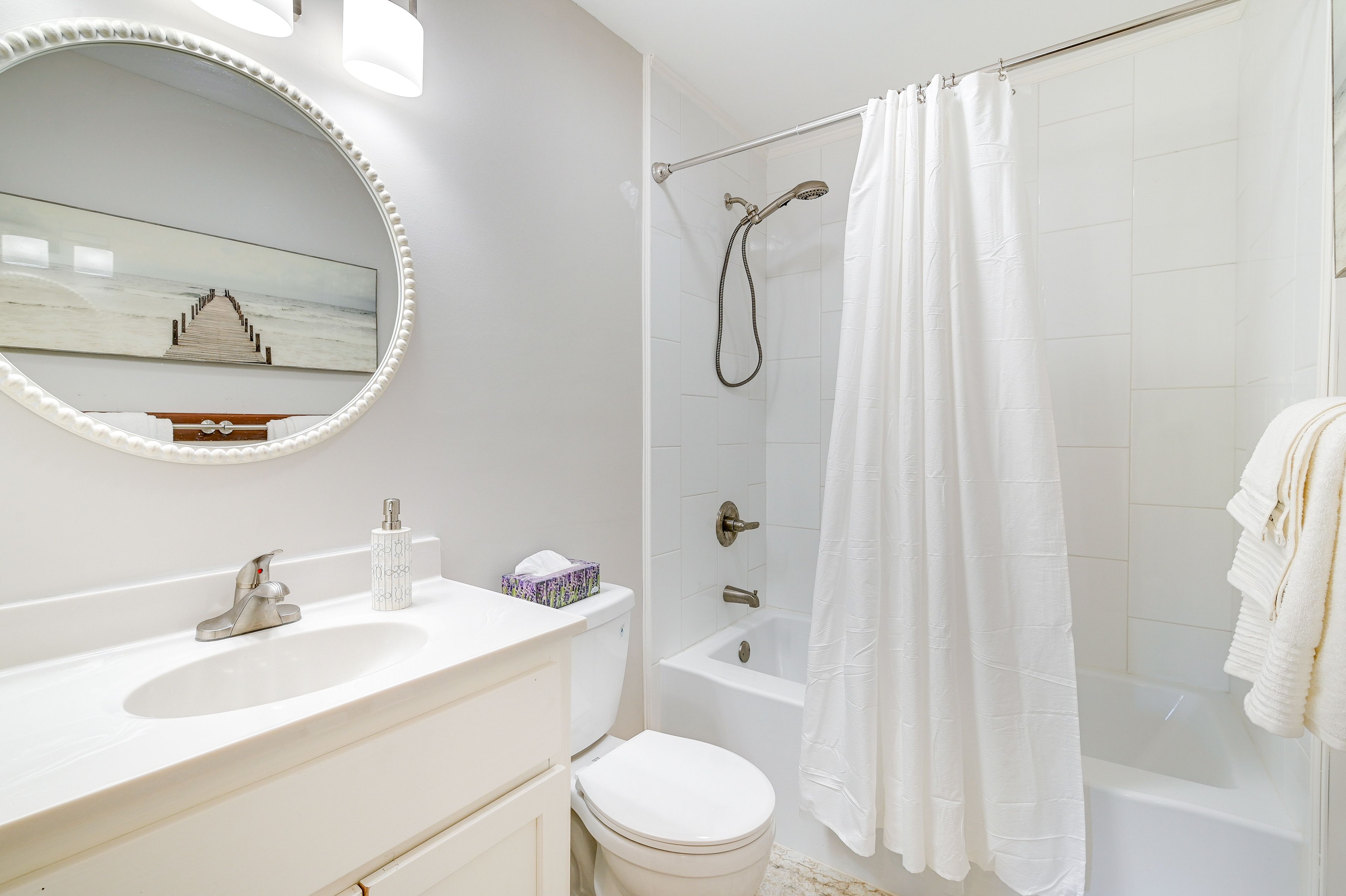 Full Bathroom | Towels Provided | Complimentary Toiletries