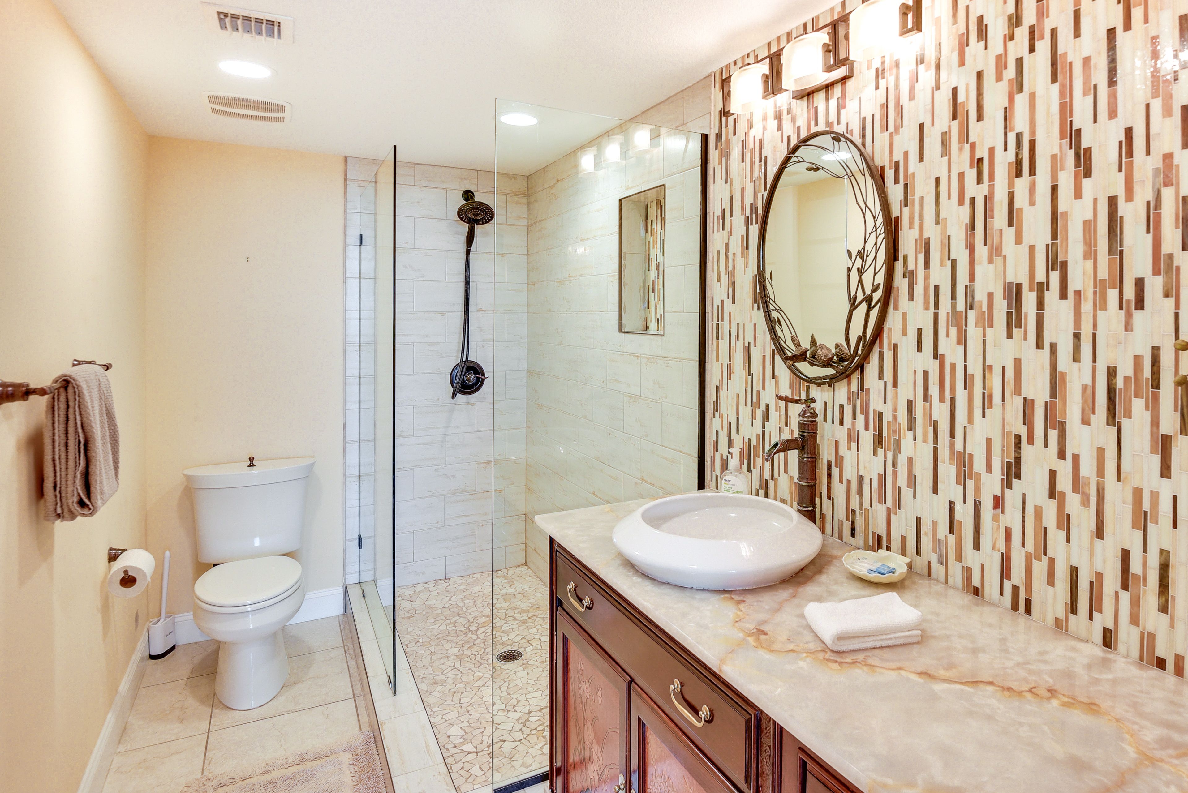 Full En-Suite Bathroom | Towels Provided | Complimentary Toiletries