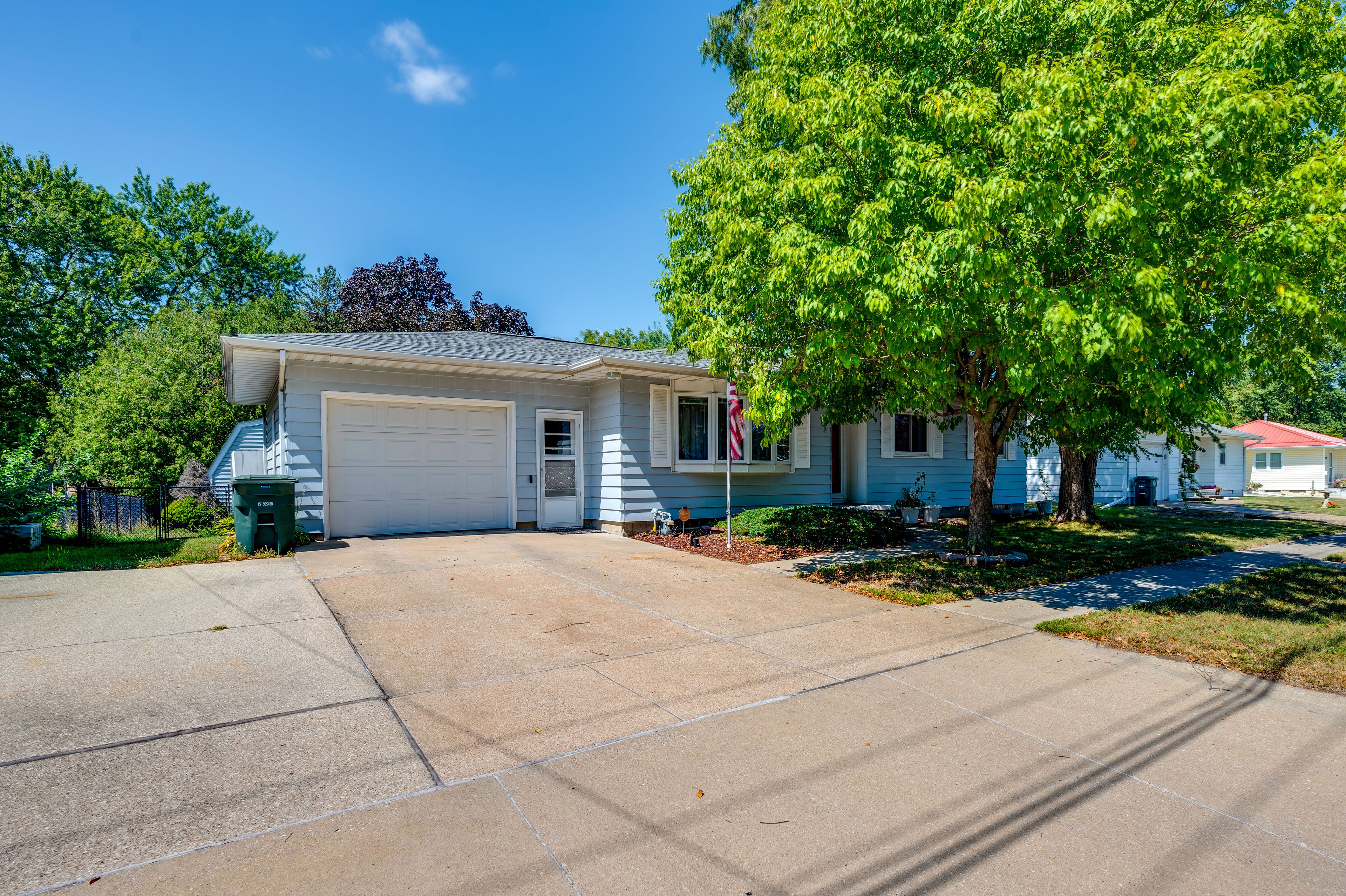House Exterior | Driveway (2 Vehicles) | Garage (1 Vehicle)