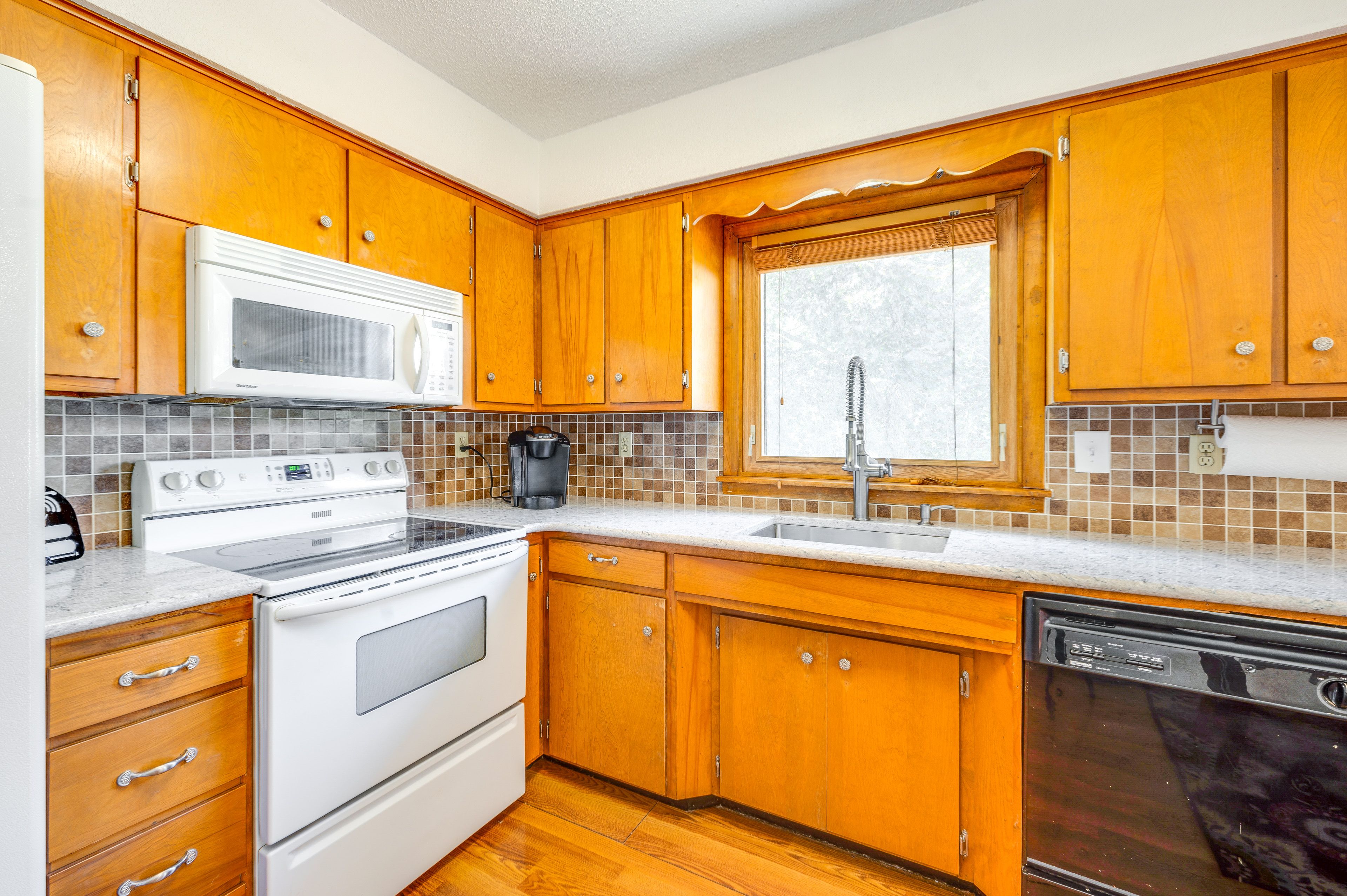 Kitchen | Cooking Basics | Dishware & Flatware | Trash Bags | Paper Towels