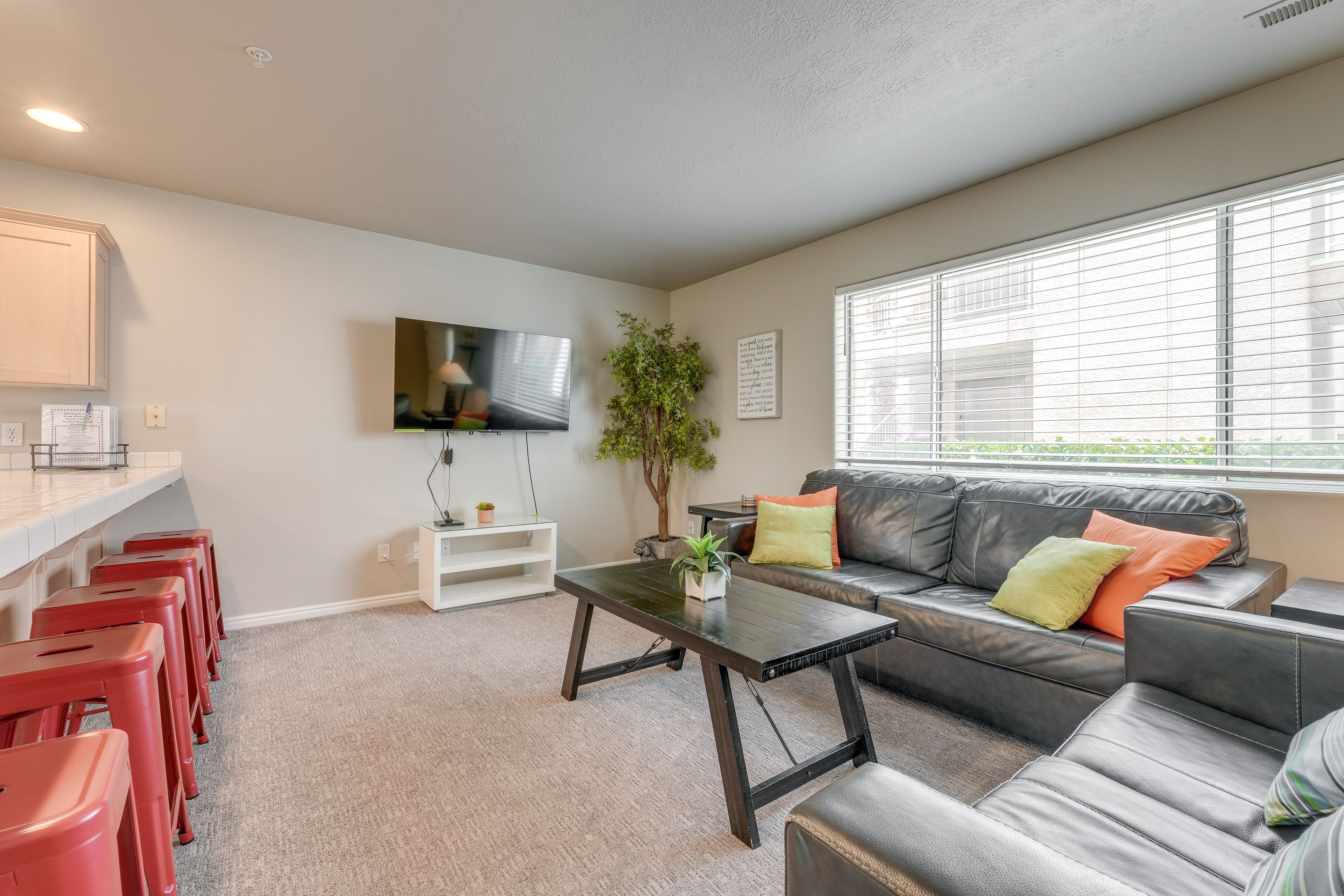Living Room | Smart TV | Free WiFi | Central Air Conditioning/Heat