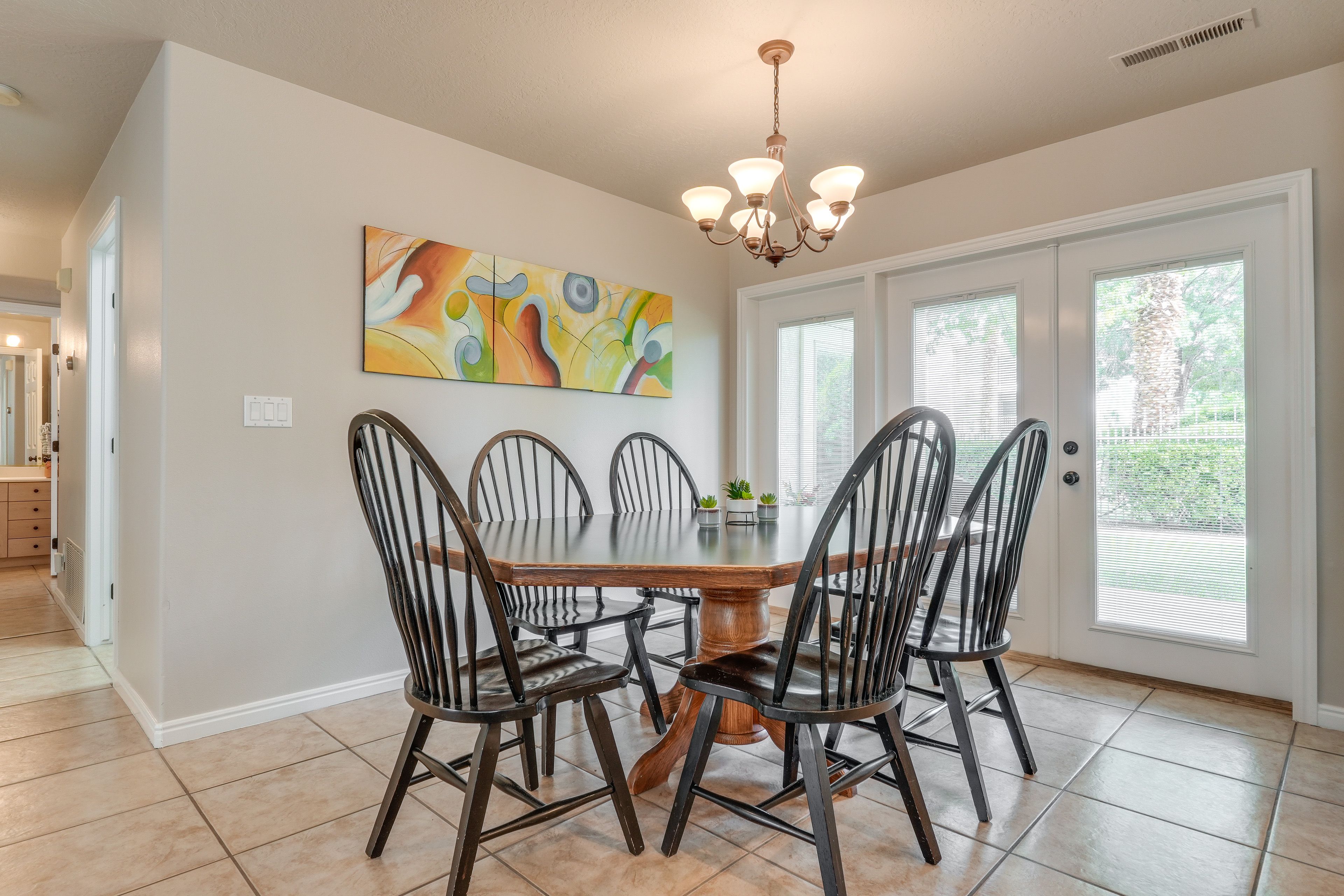 Dining Area | Dishware/Flatware Provided