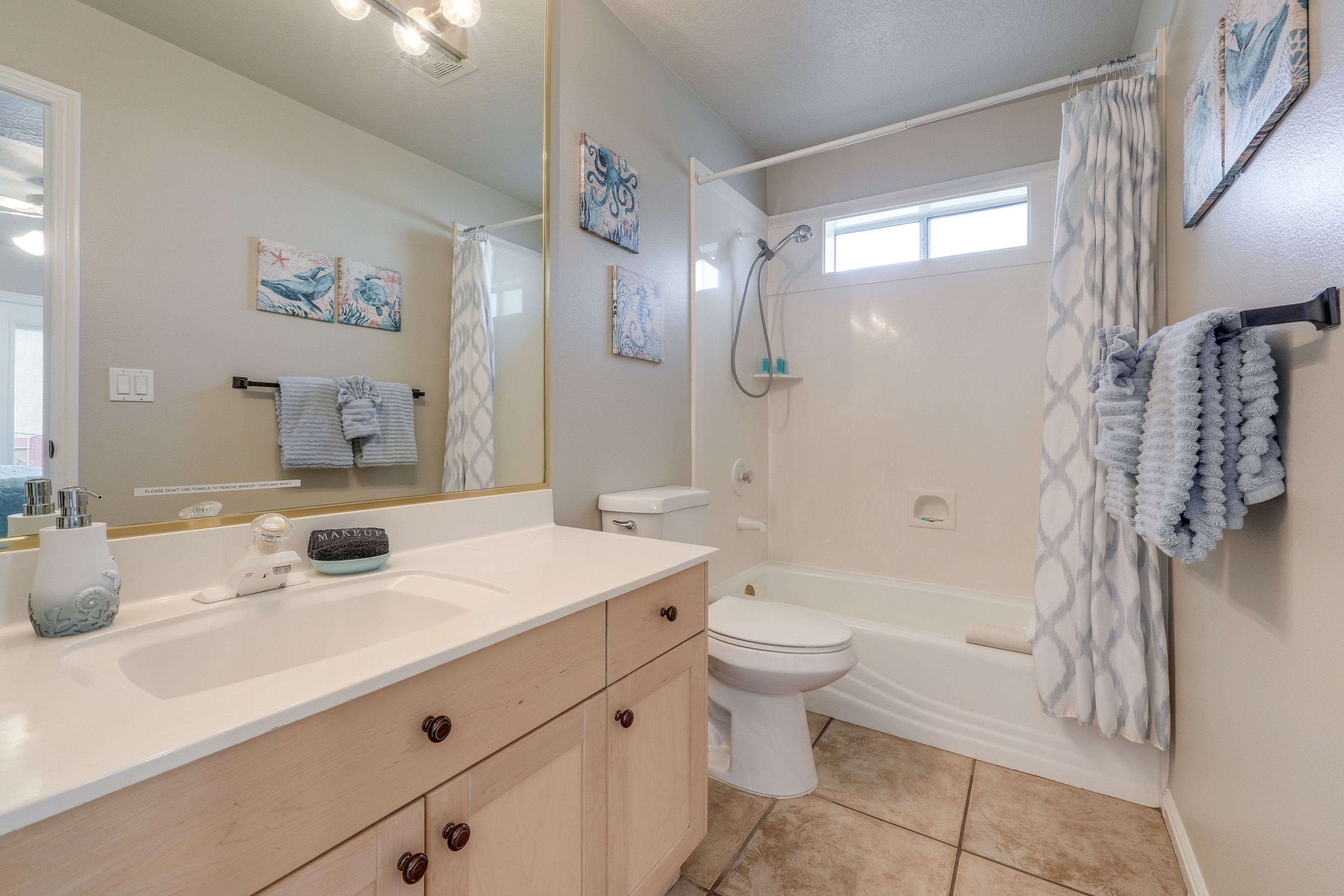 Full Bathroom | Complimentary Toiletries