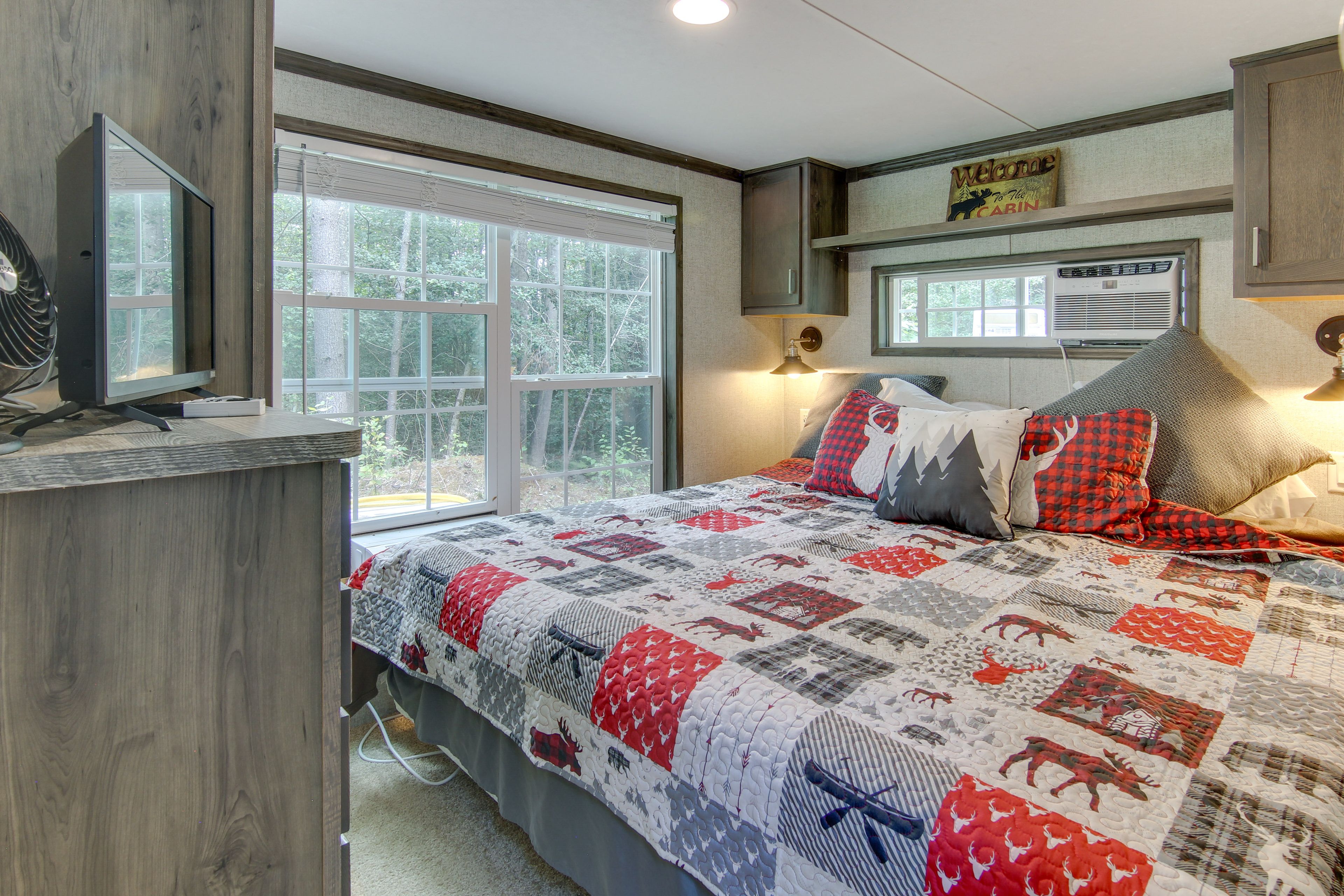 Bedroom | King Bed | Linens & Towels Provided