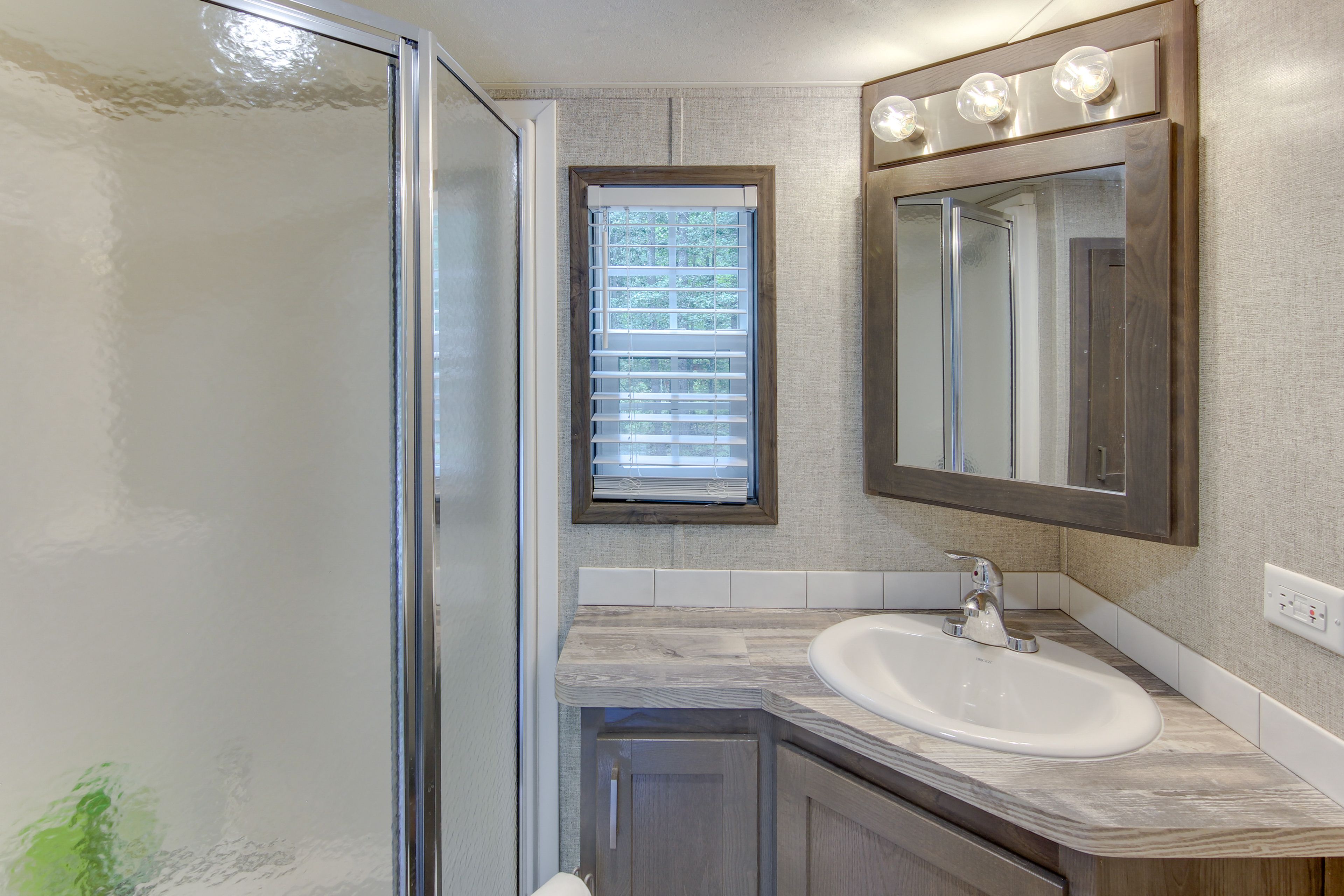 Full Bathroom | Complimentary Toiletries