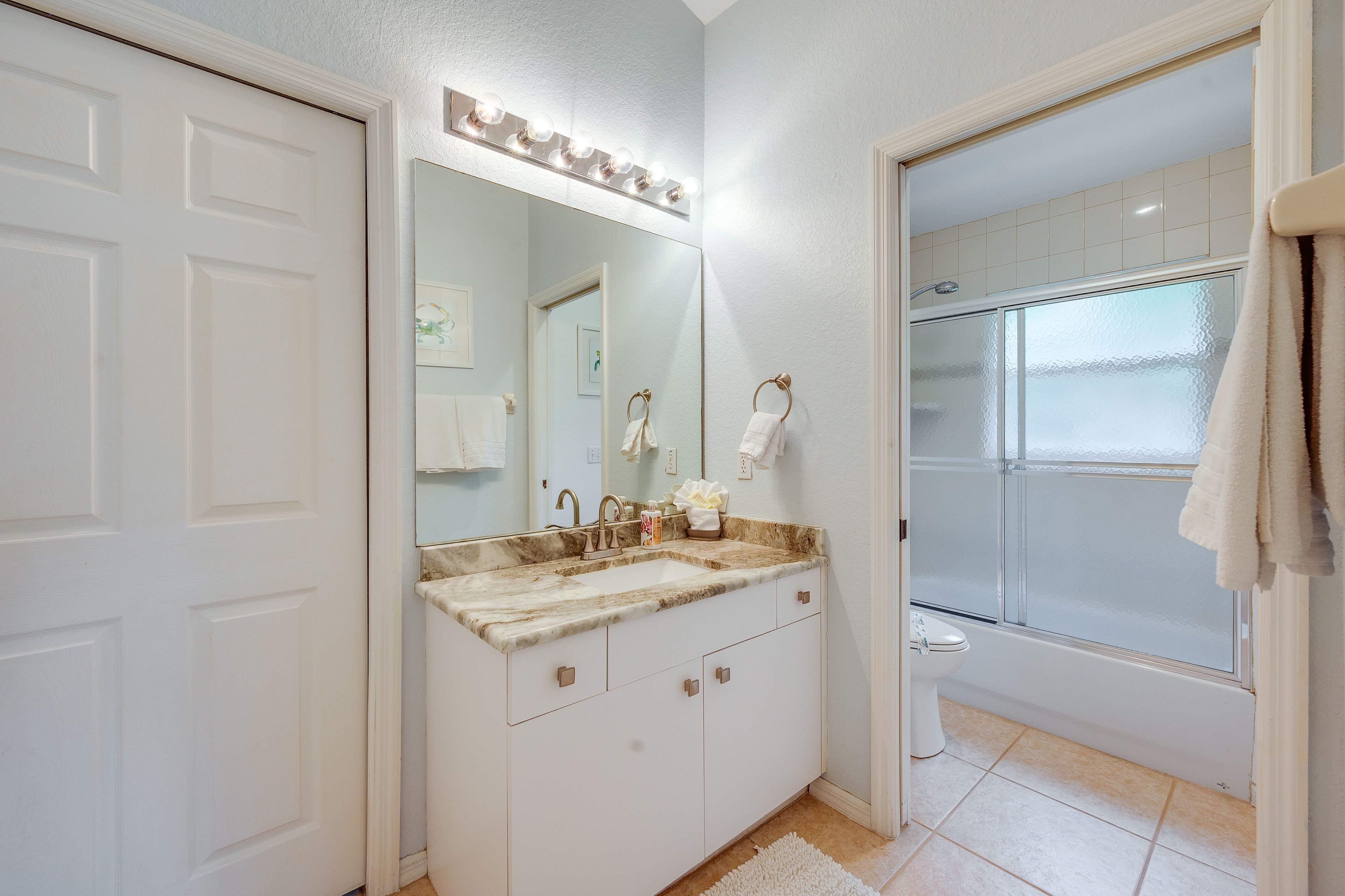Full Bathroom | Towels Provided