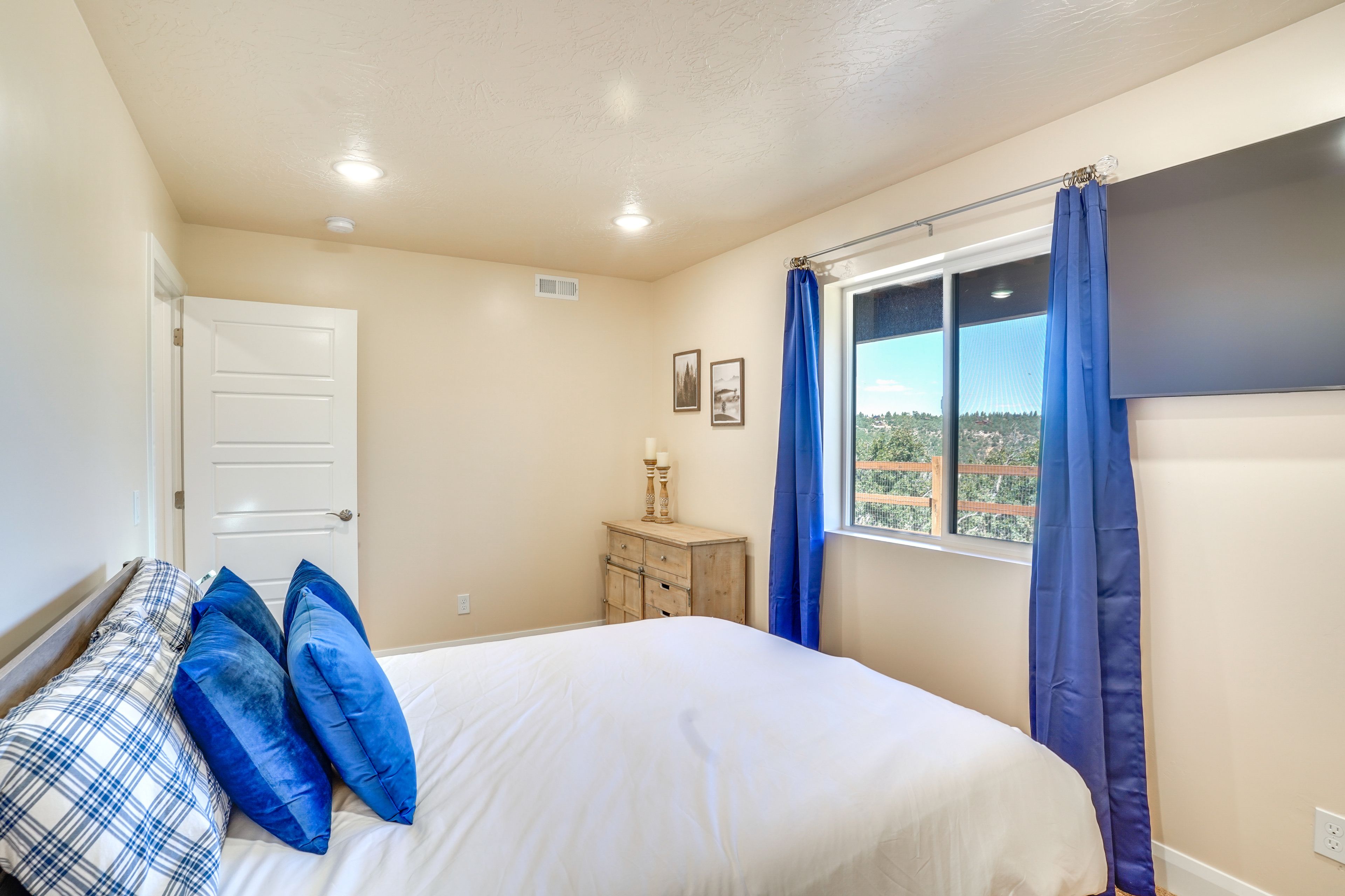 Bedroom 2 | Queen Bed | Ground Floor