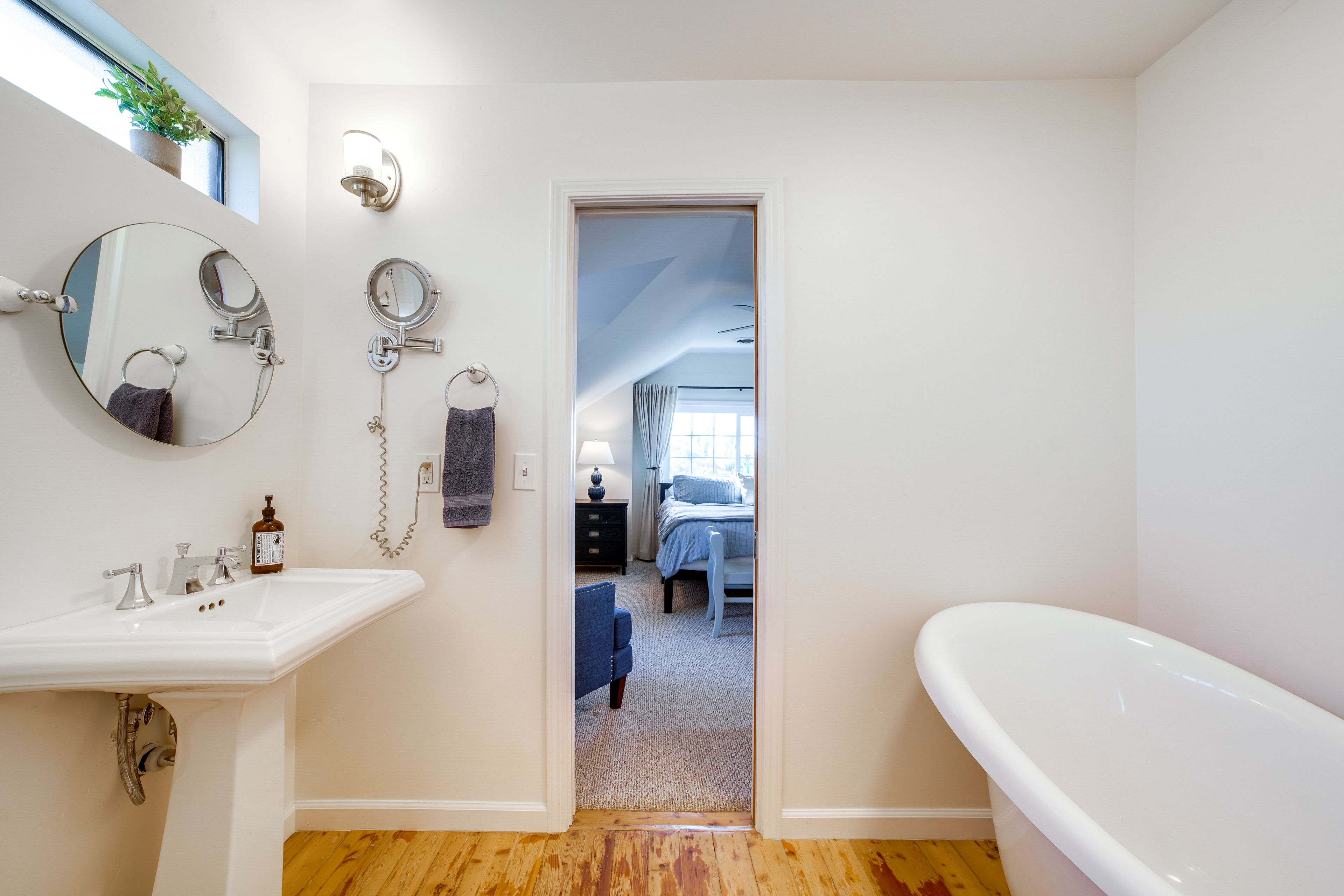 Full Bathroom | 2nd Floor