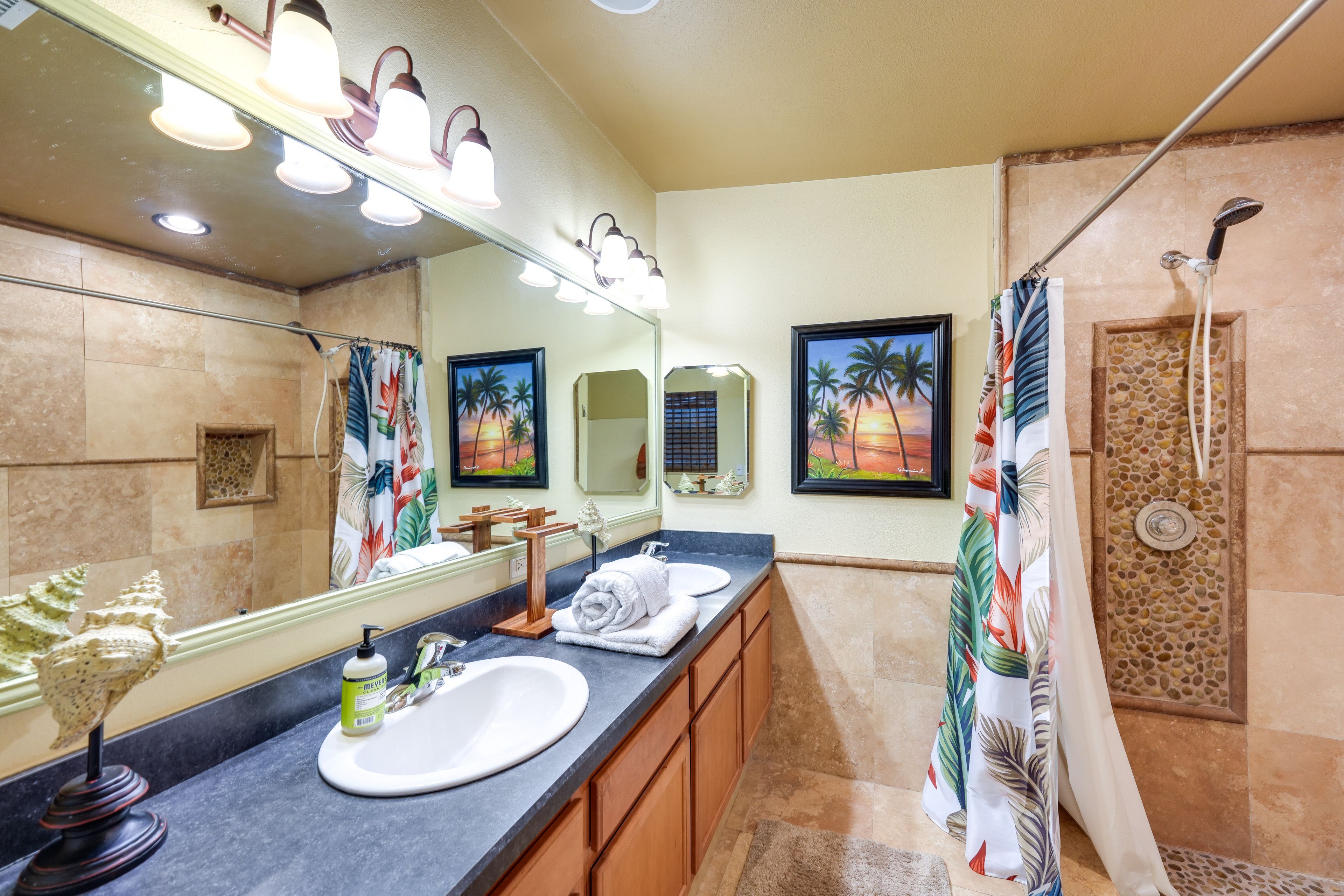 Full Bathroom | Complimentary Toiletries