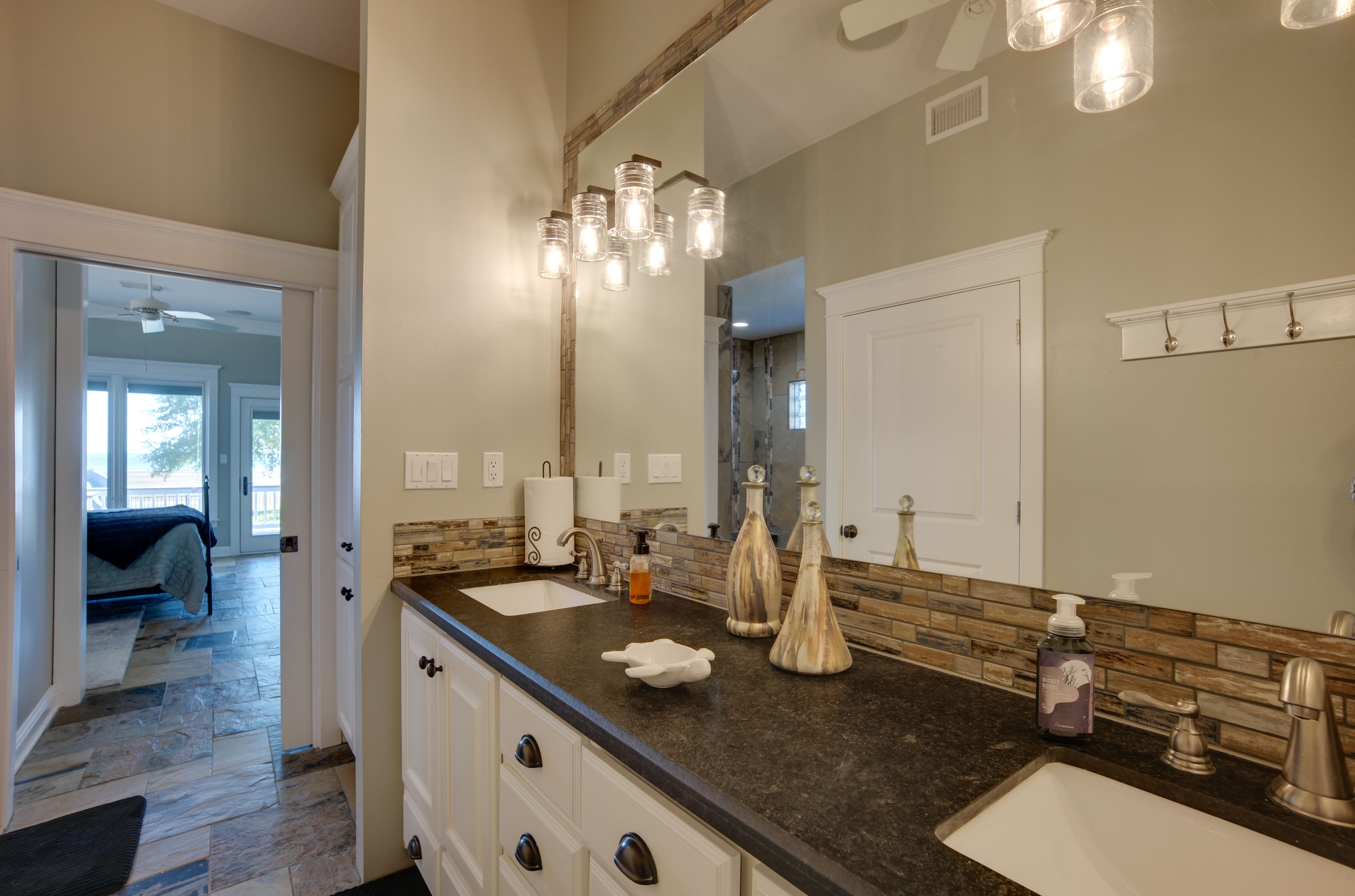Full Bathroom | 1st Floor | Towels Provided | Complimentary Toiletries