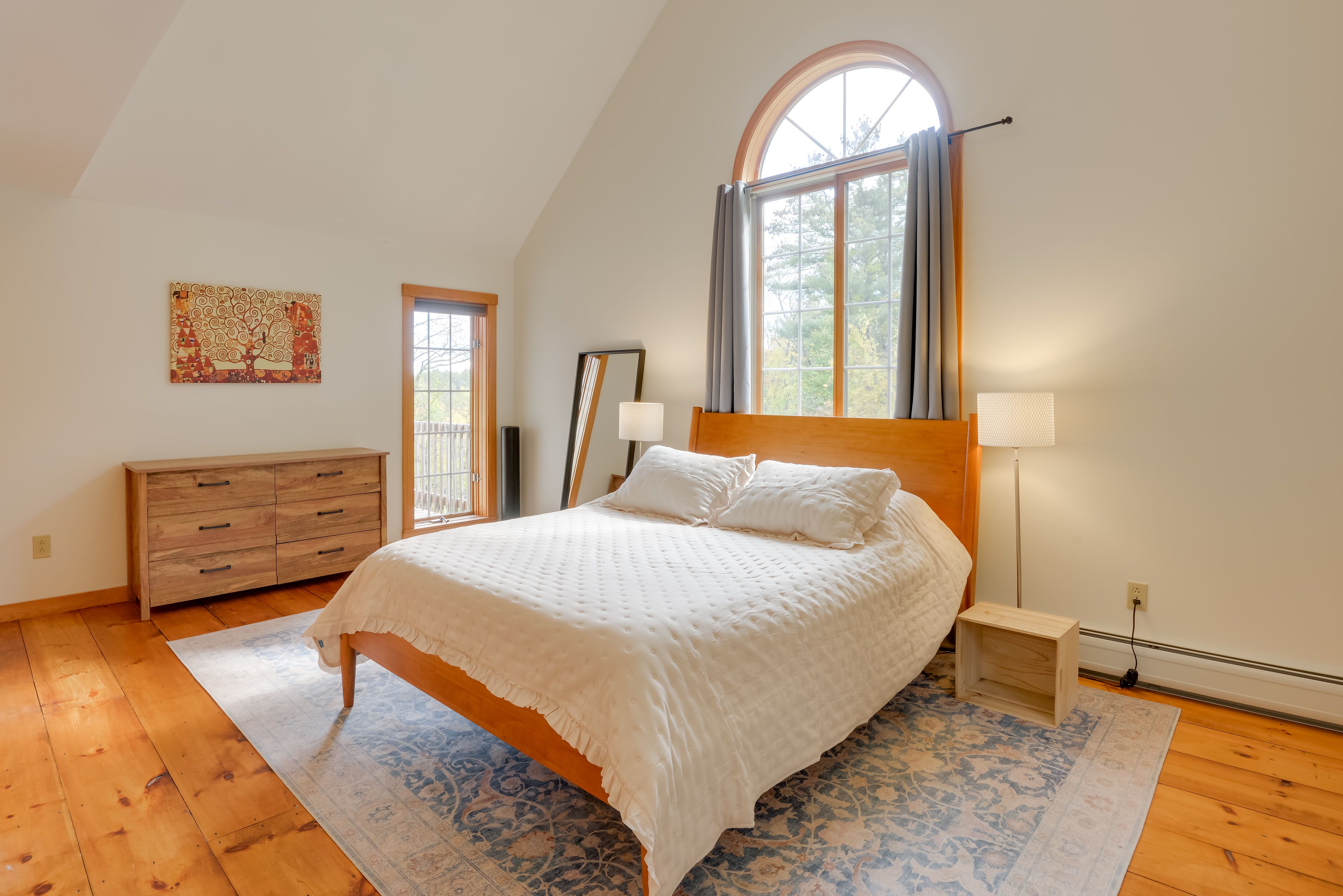 Bedroom 1 | Queen Bed | Desk