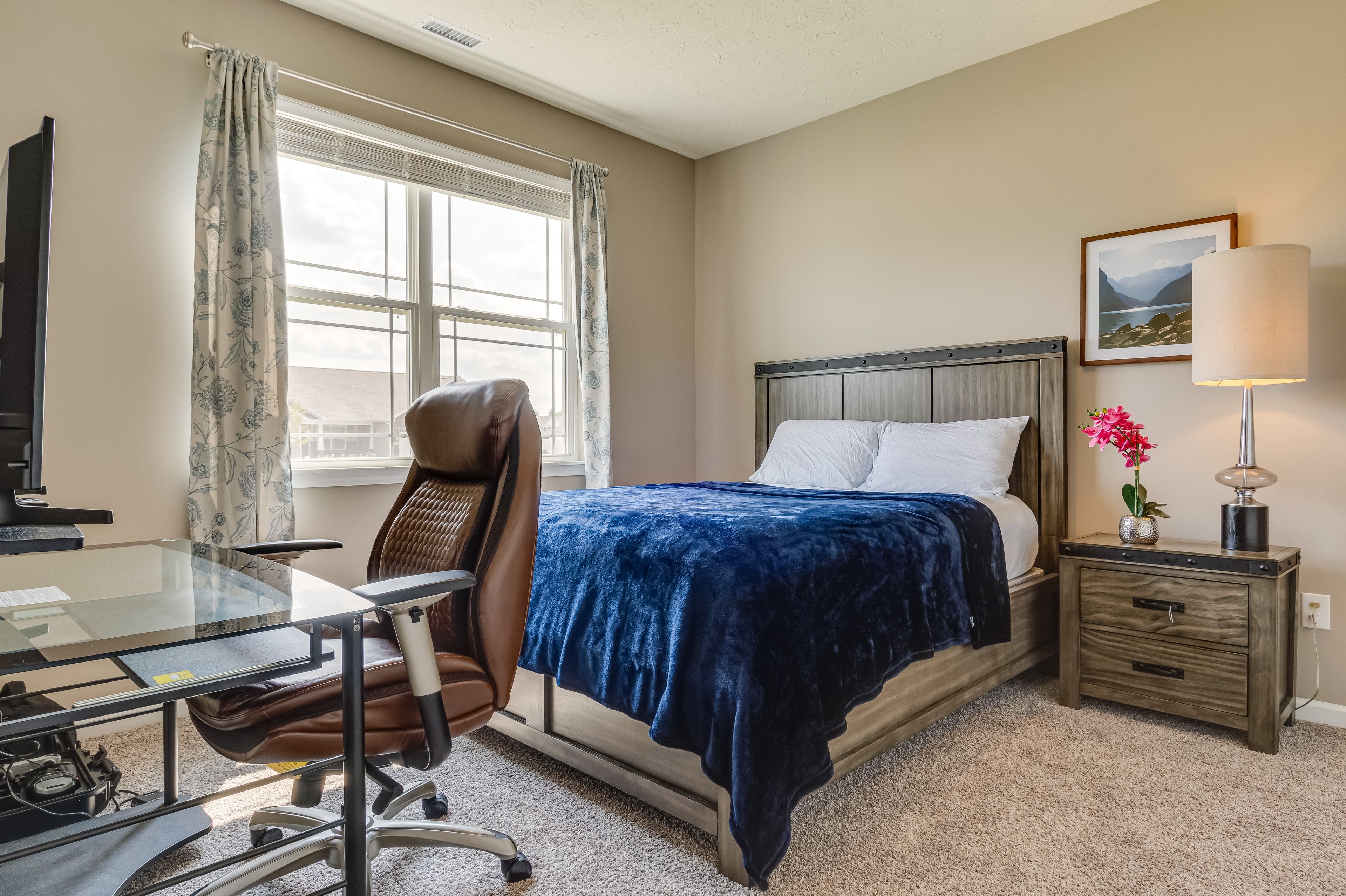 Bedroom 3 | Queen Bed | Desk