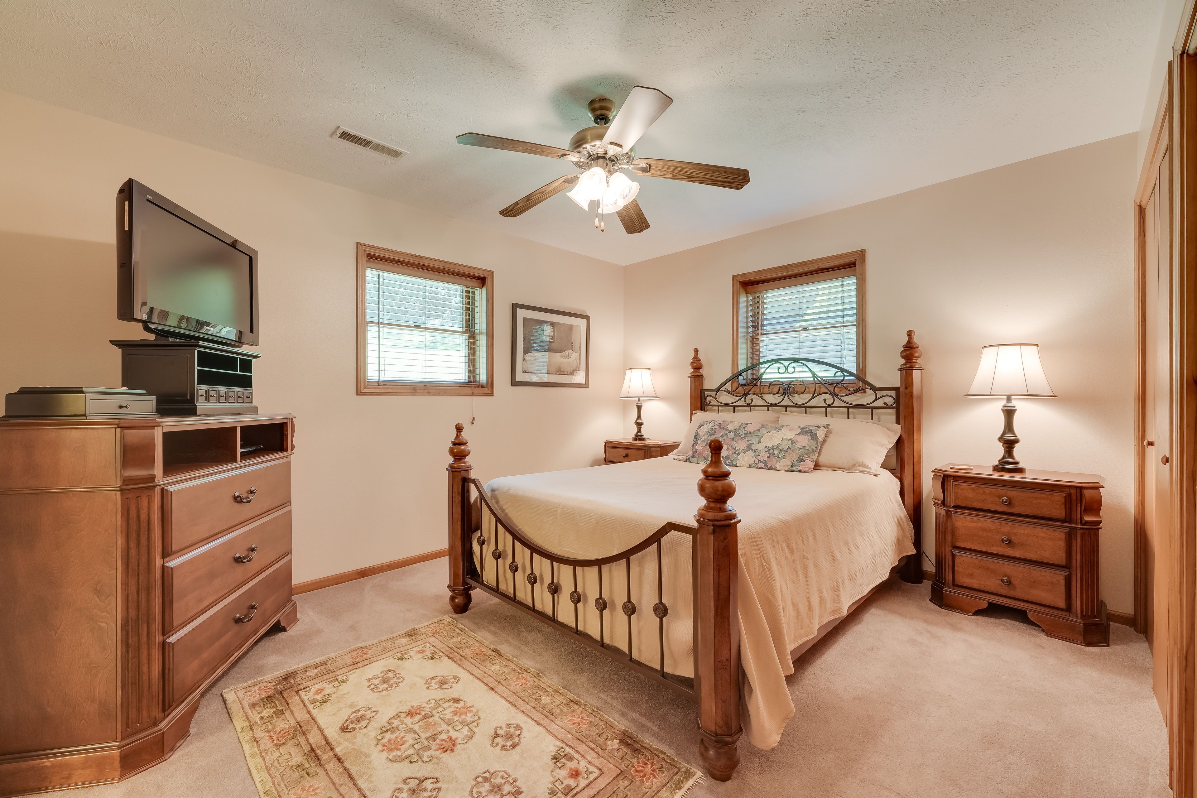 Bedroom Suite | Queen Bed