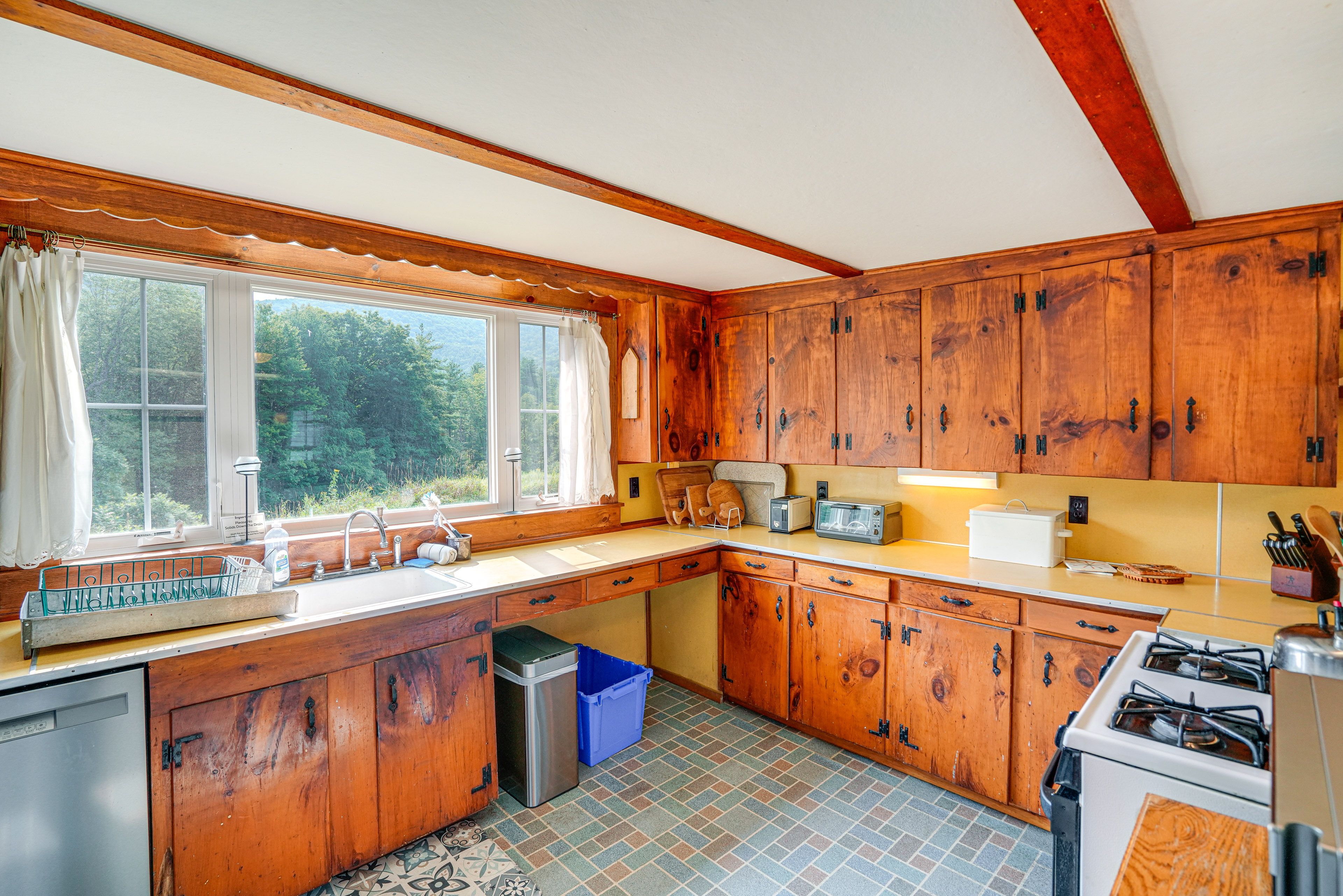 Kitchen | 1st Floor | Blender | Slow Cooker | Spices