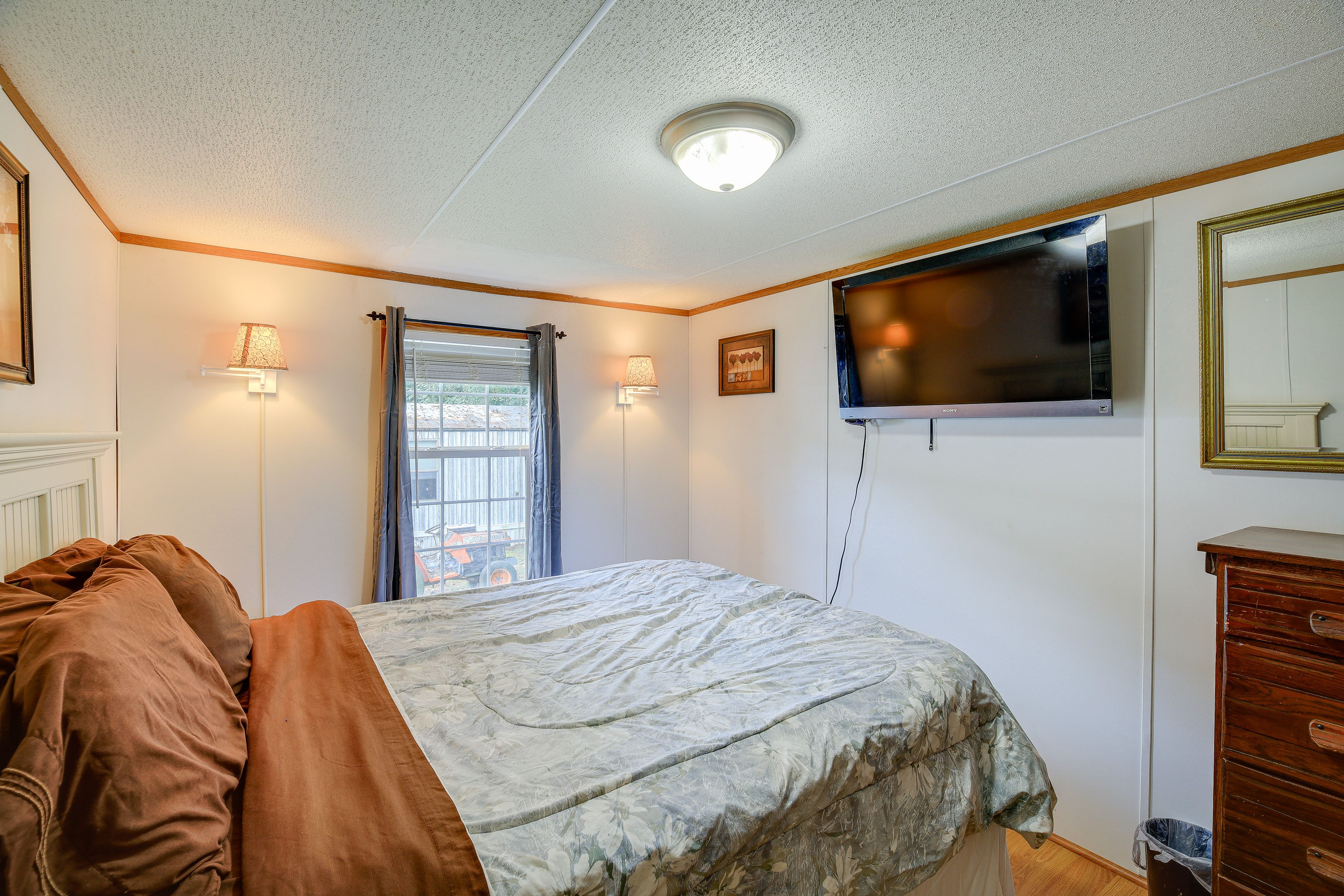 Bedroom 1 | Queen Bed | Smart TV | Linens Provided