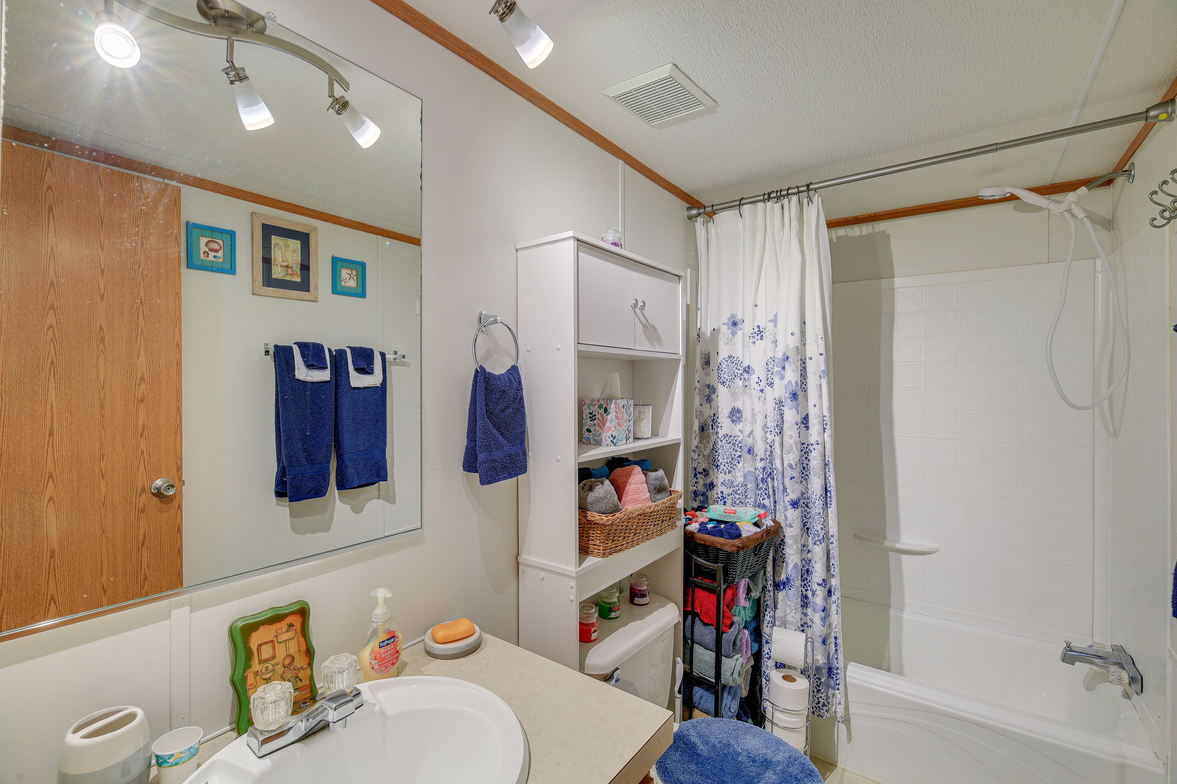 Full Bath | Complimentary Toiletries | Towels Provided