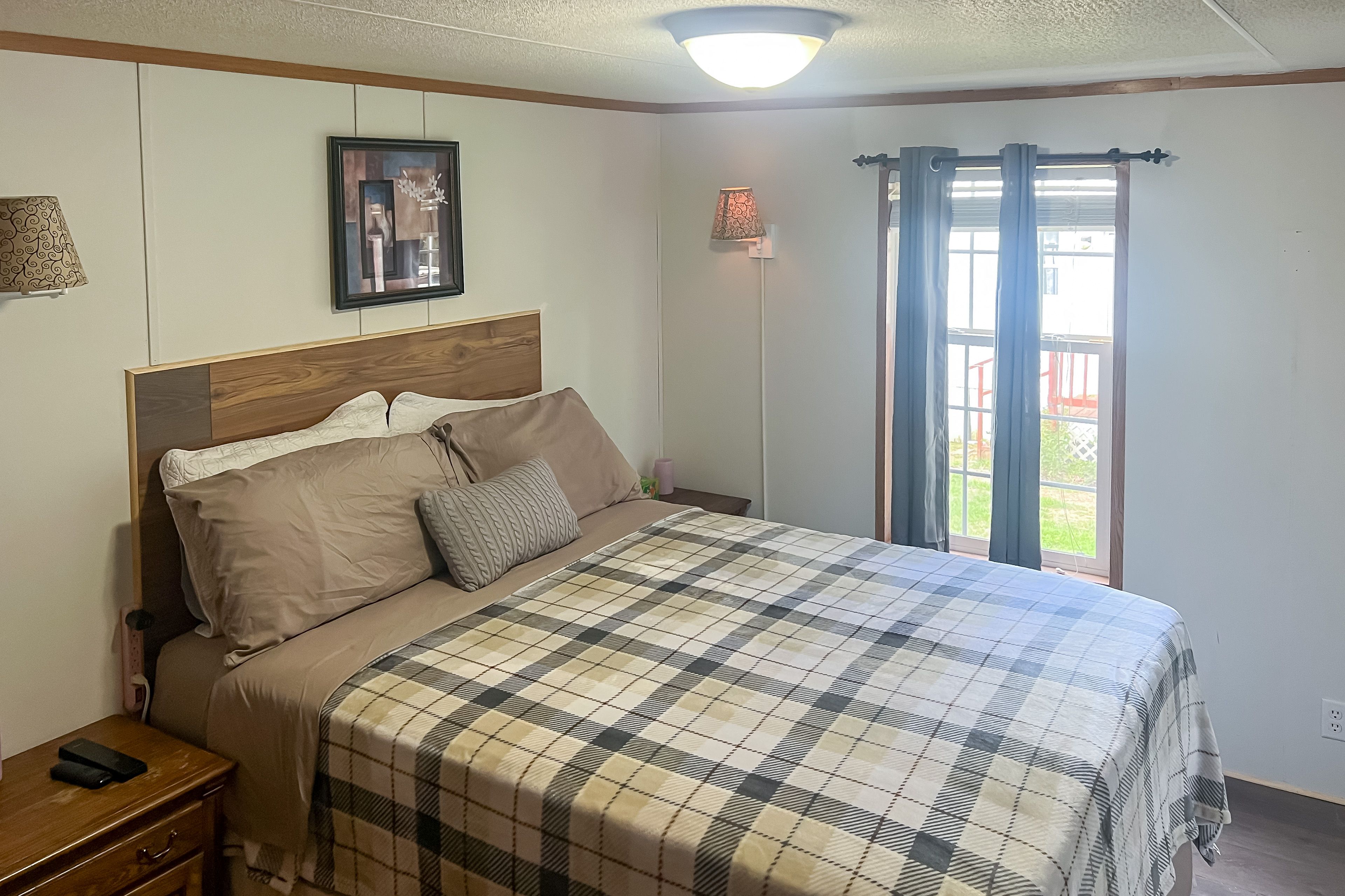 Bedroom 1 | Queen Bed | Smart TV | Linens Provided