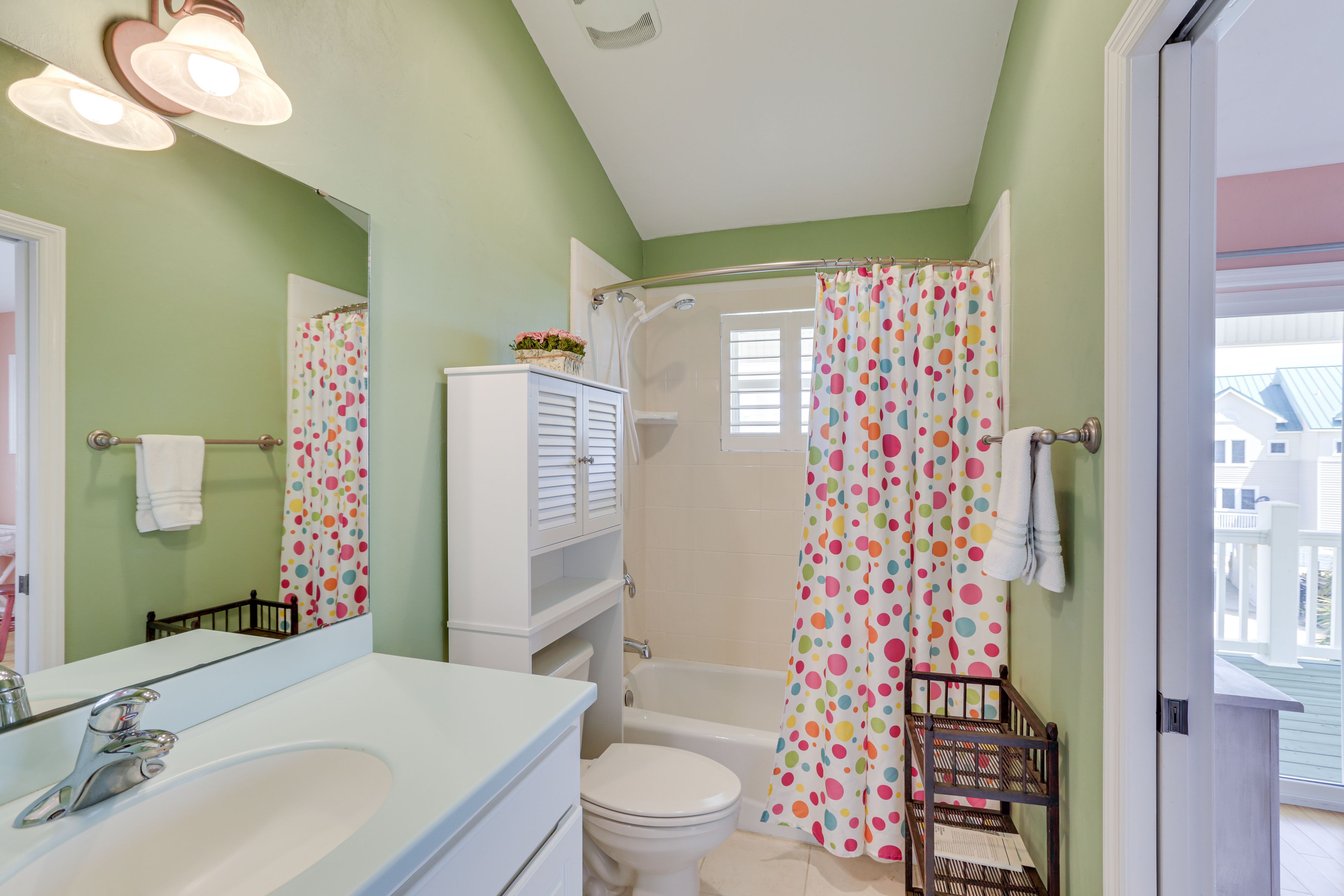 Full Bathroom | 2nd Floor | Shower/Tub Combo