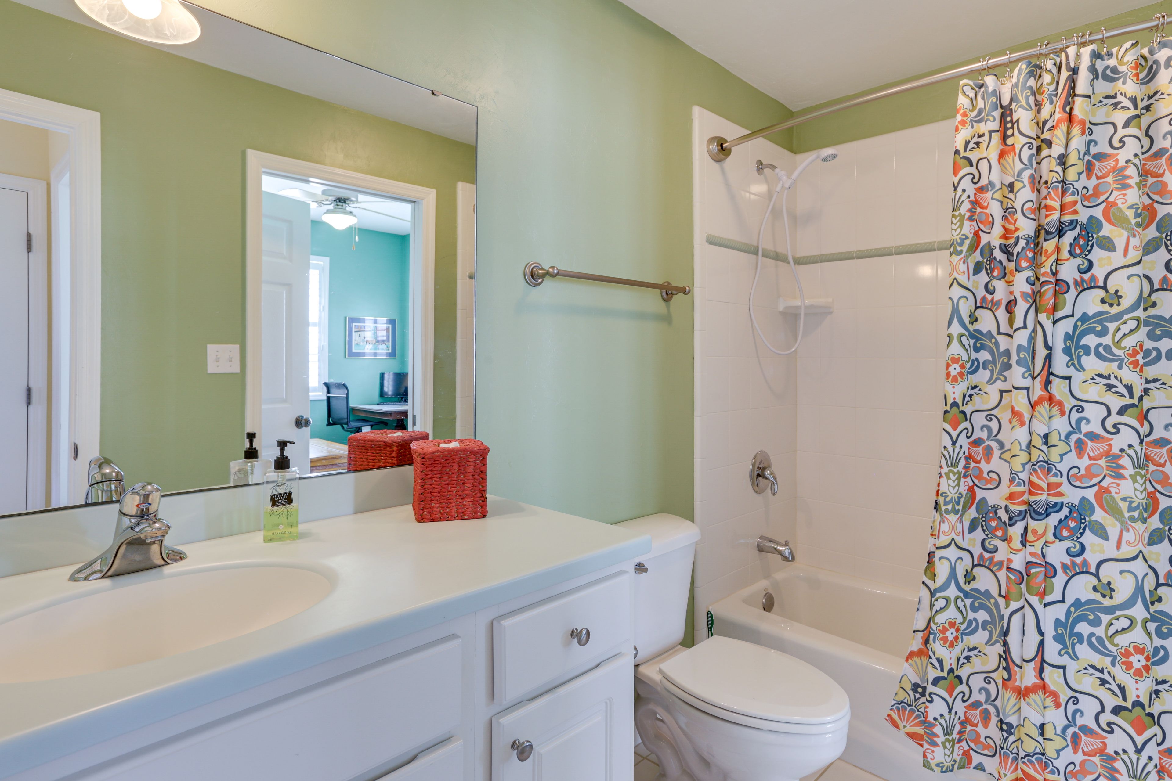 Full Bathroom | 1st Floor | Shower/Tub Combo | Towels Provided | Hair Dryer