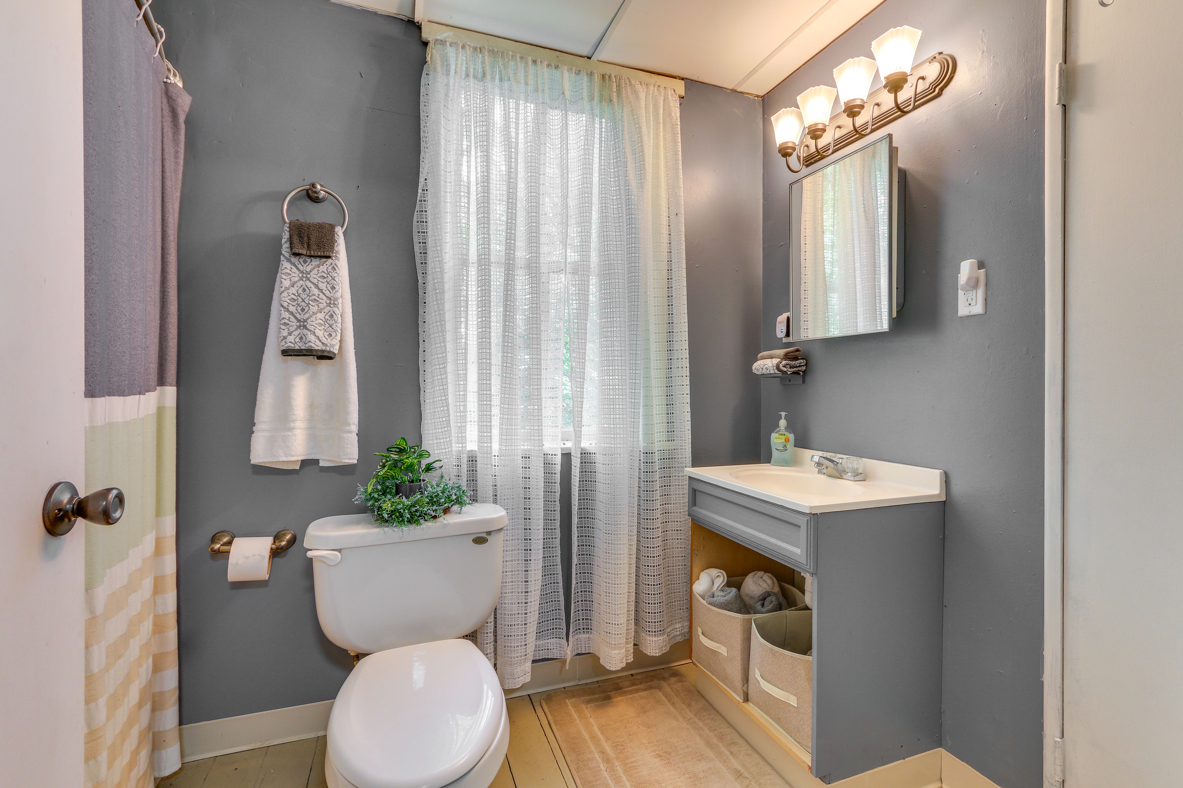 Full Bathroom | Towels Provided | Complimentary Toiletries