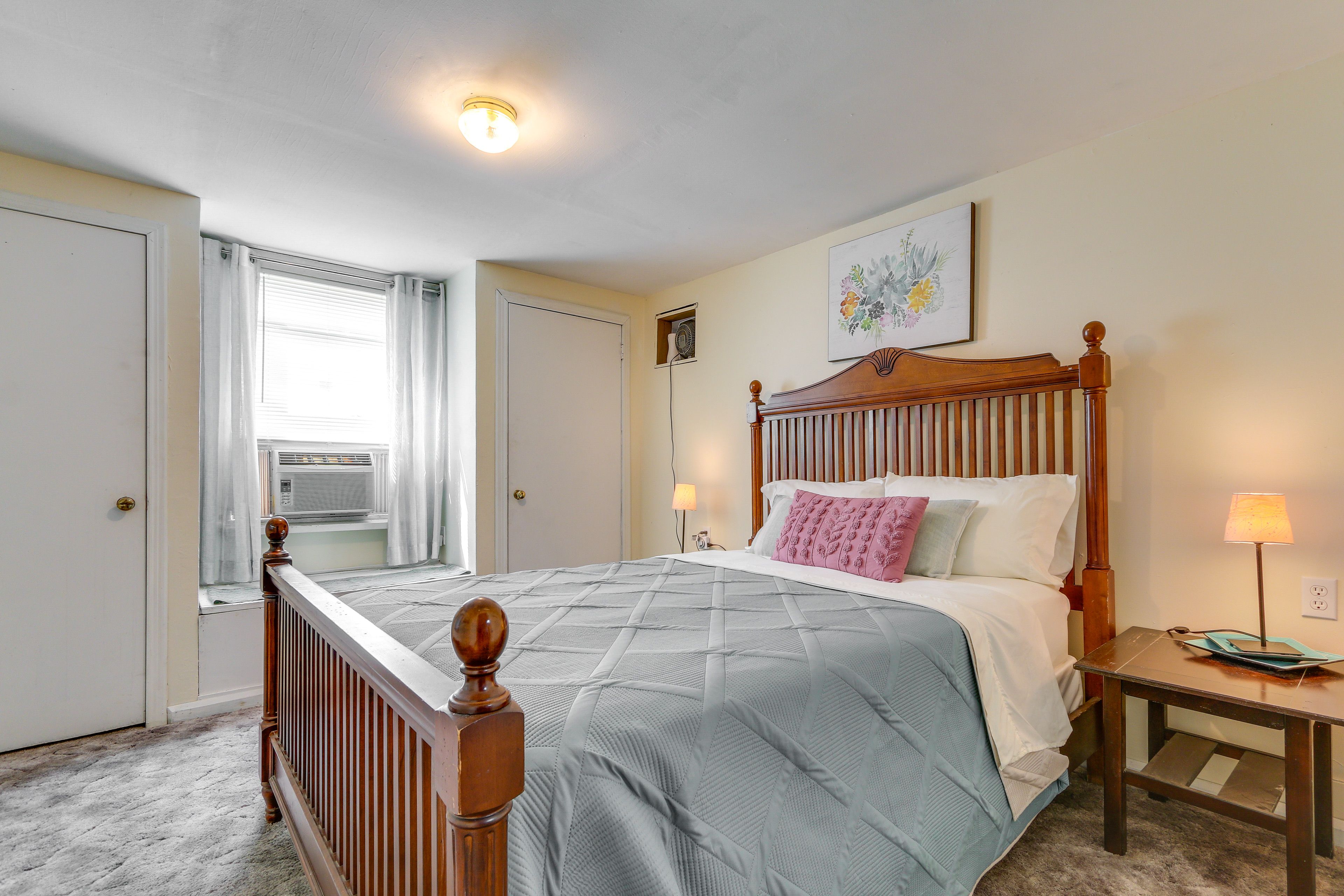Bedroom | Queen Bed | Linens Provided