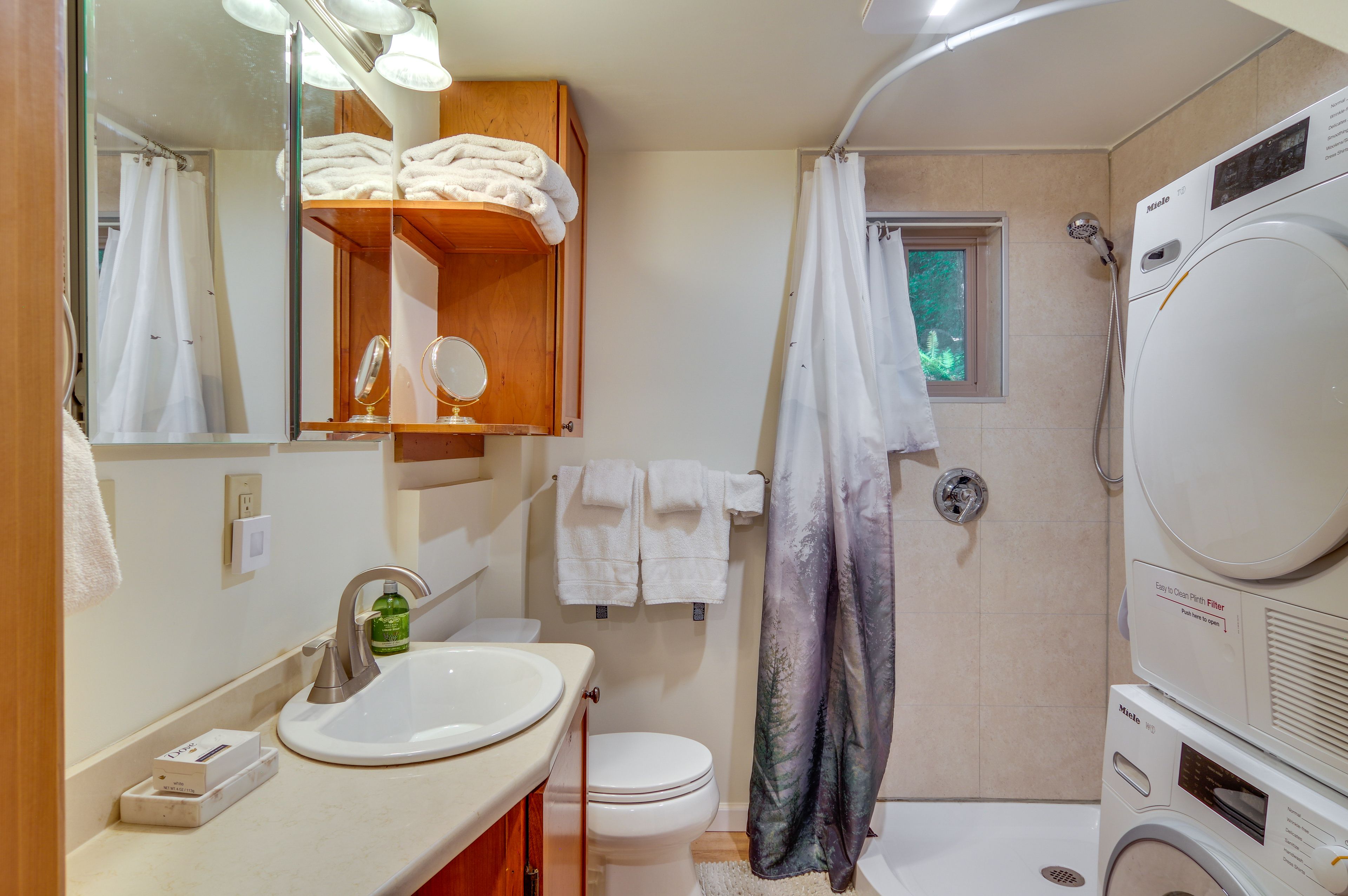 Full Bathroom | Complimentary Toiletries | Washer & Dryer