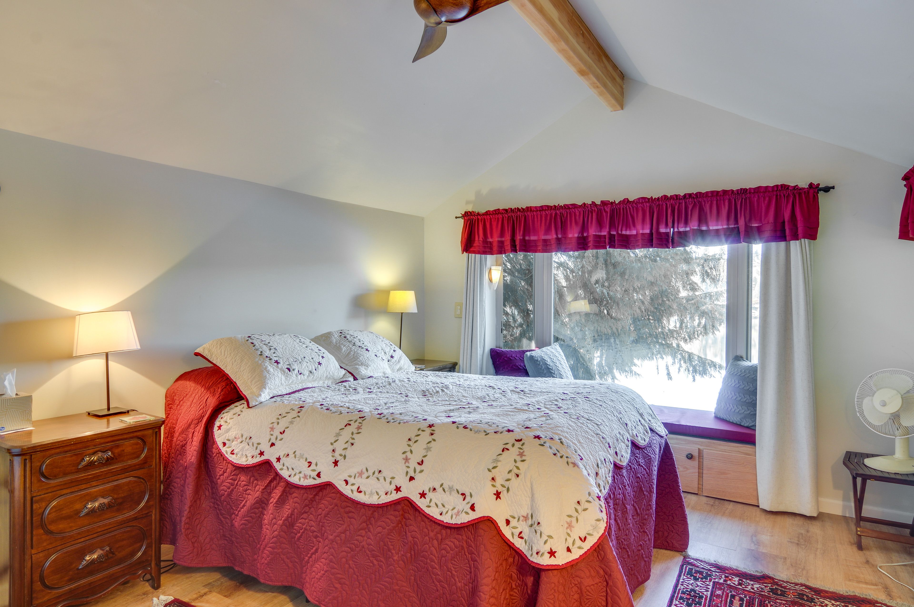 Bedroom | Queen Bed | Linens & Towels Provided