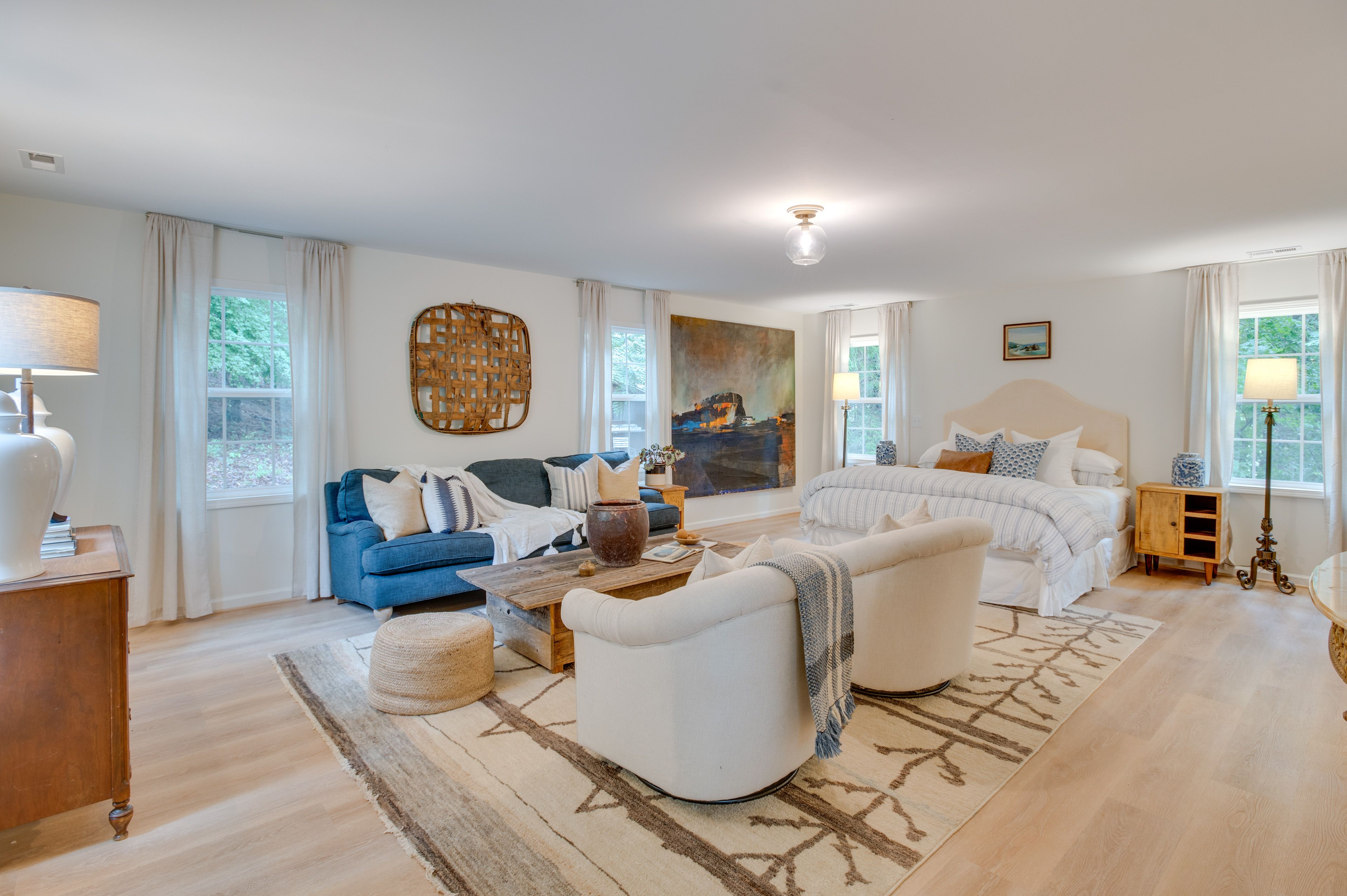 Living Space | King Bed | Linens Provided | Central Air Conditioning & Heating