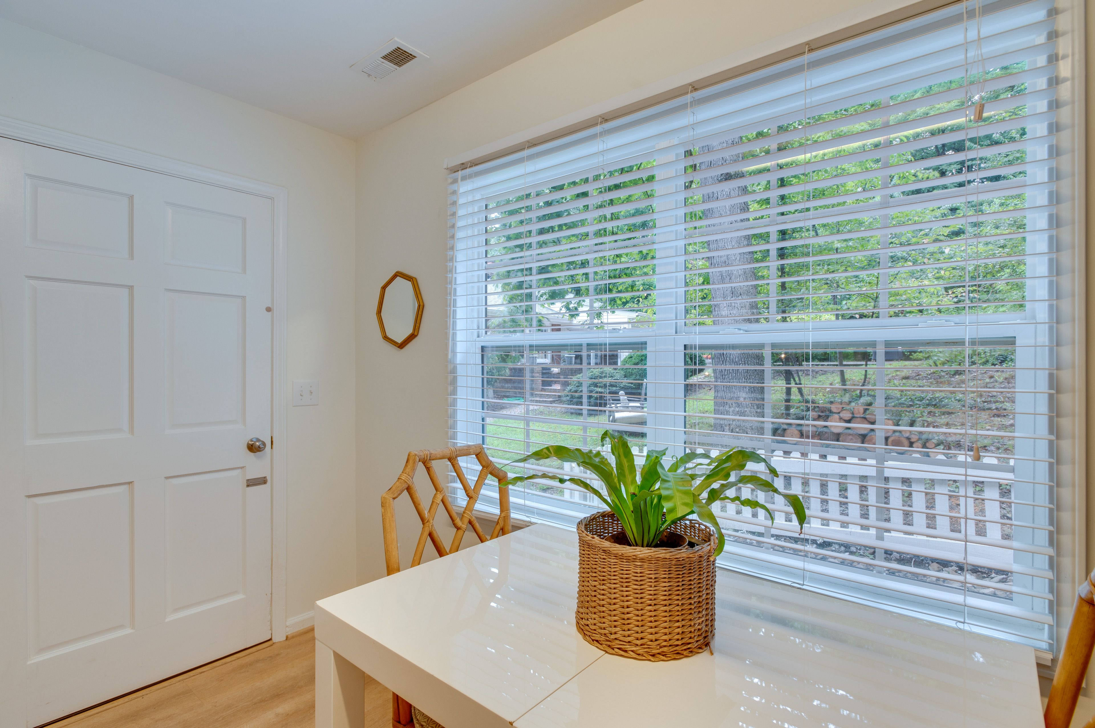 Dining Area | Dishware & Flatware Provided