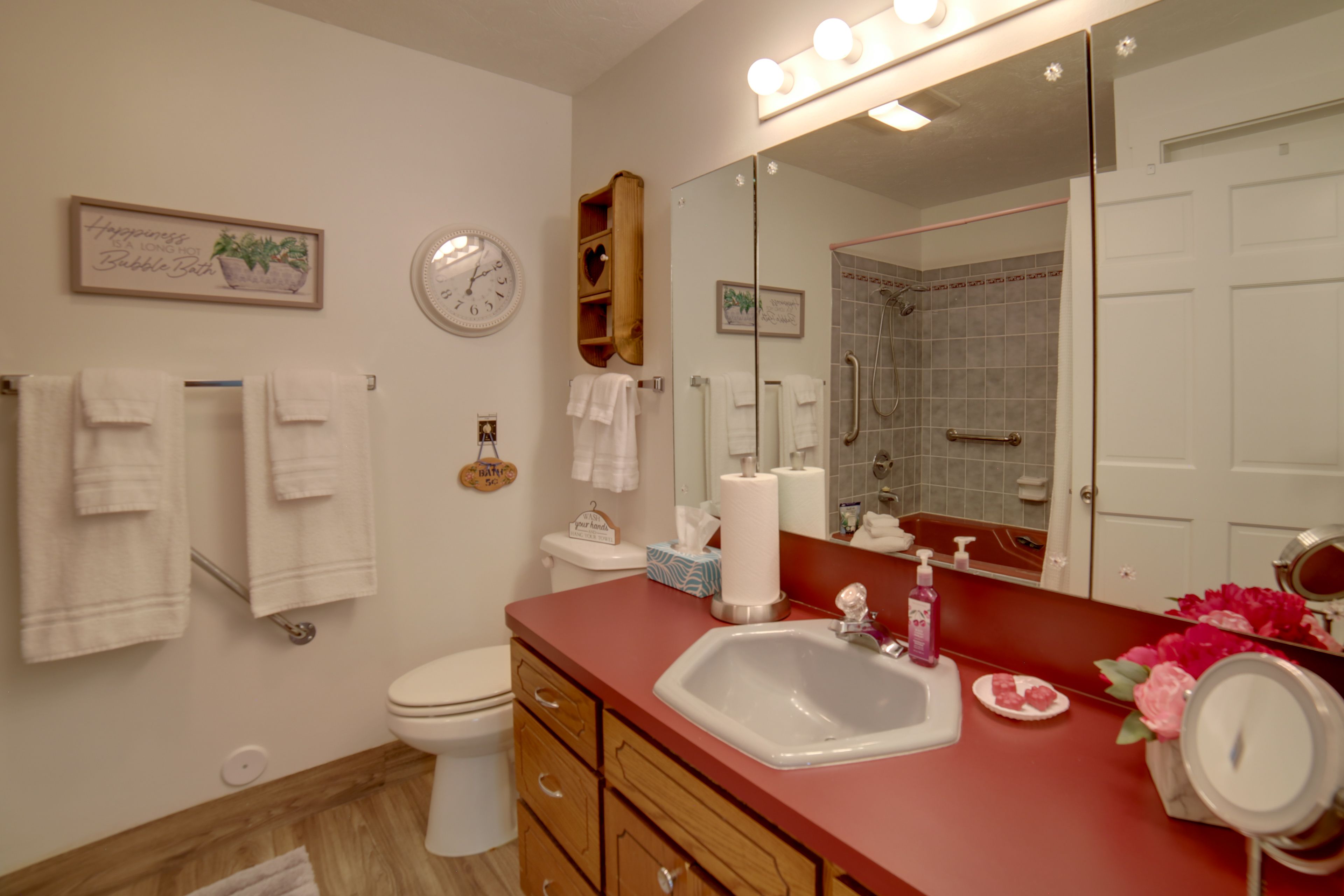 Full Bathroom | Main Level | Shower/Tub Combo | Towels Provided | Hair Dryer