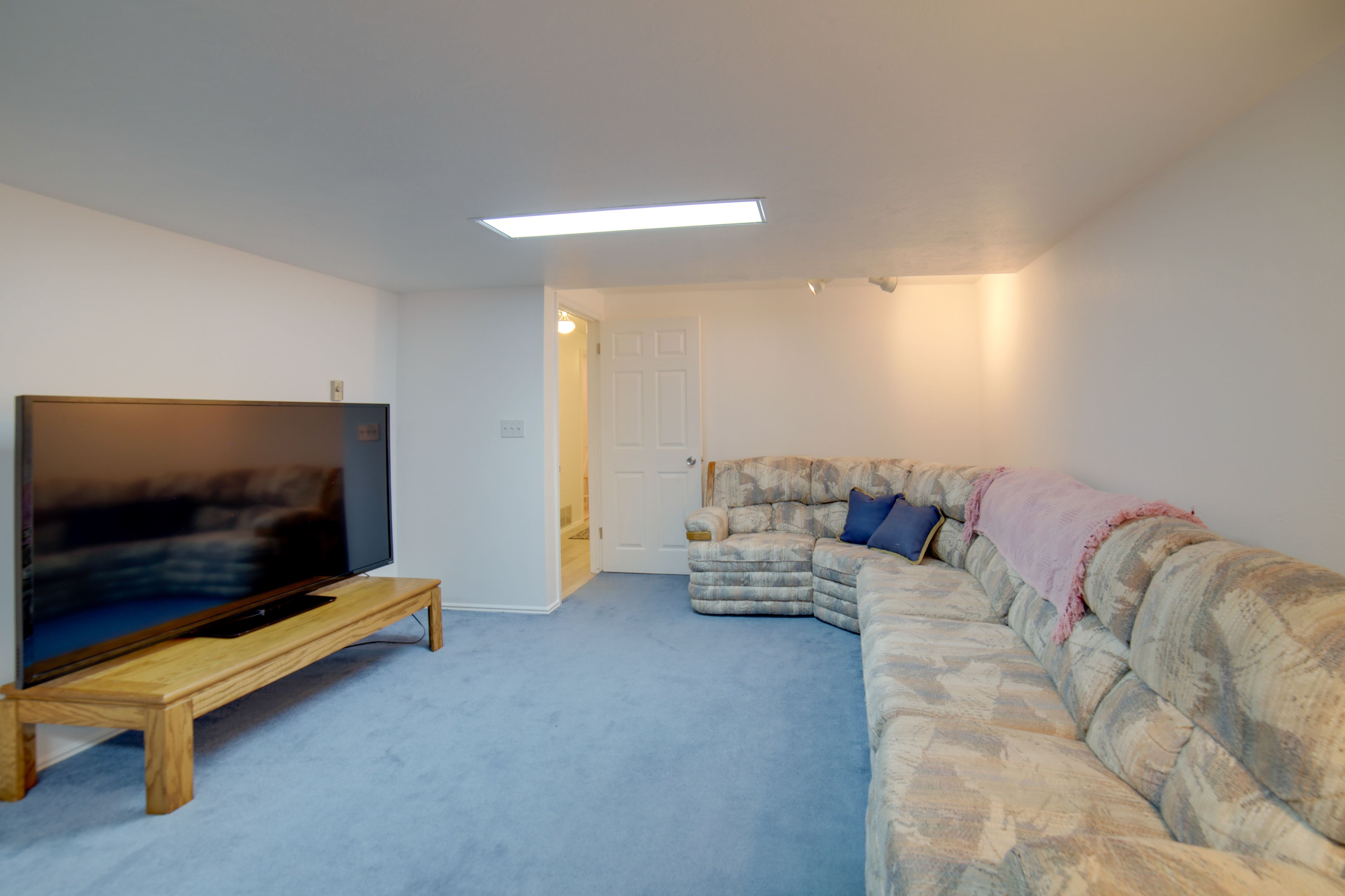 Basement Living Area | Smart TV | Board Games | Books