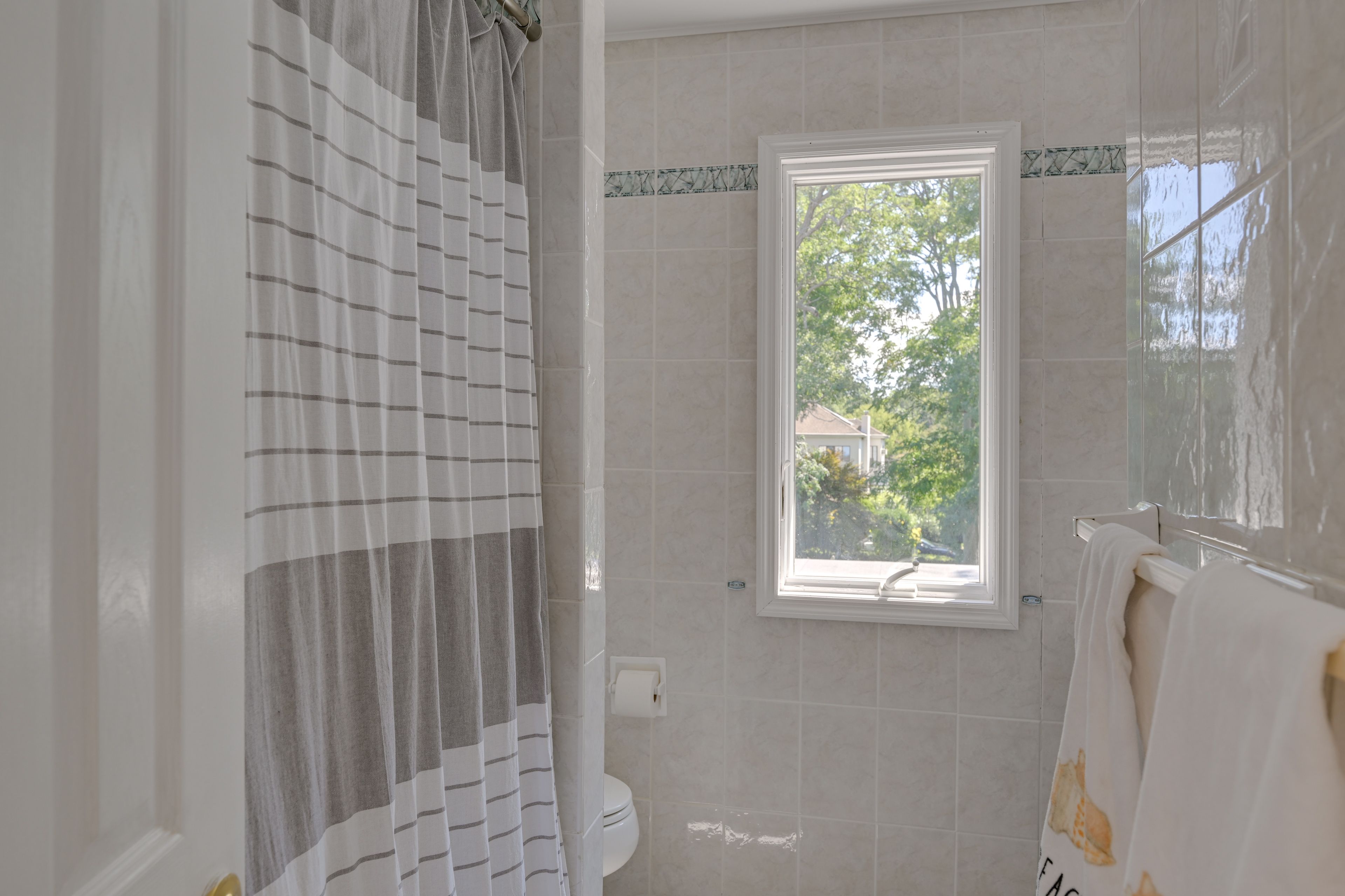 Full Bathroom | Towels Provided