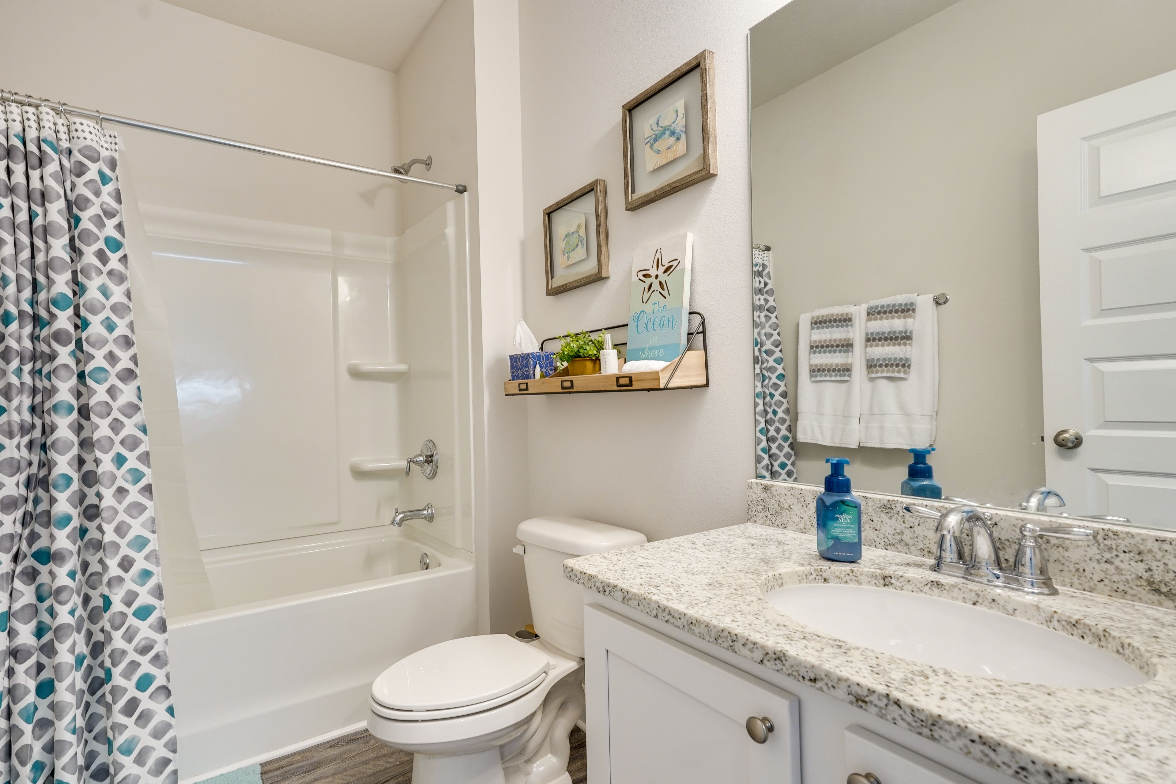 Full Bathroom | Towels Provided