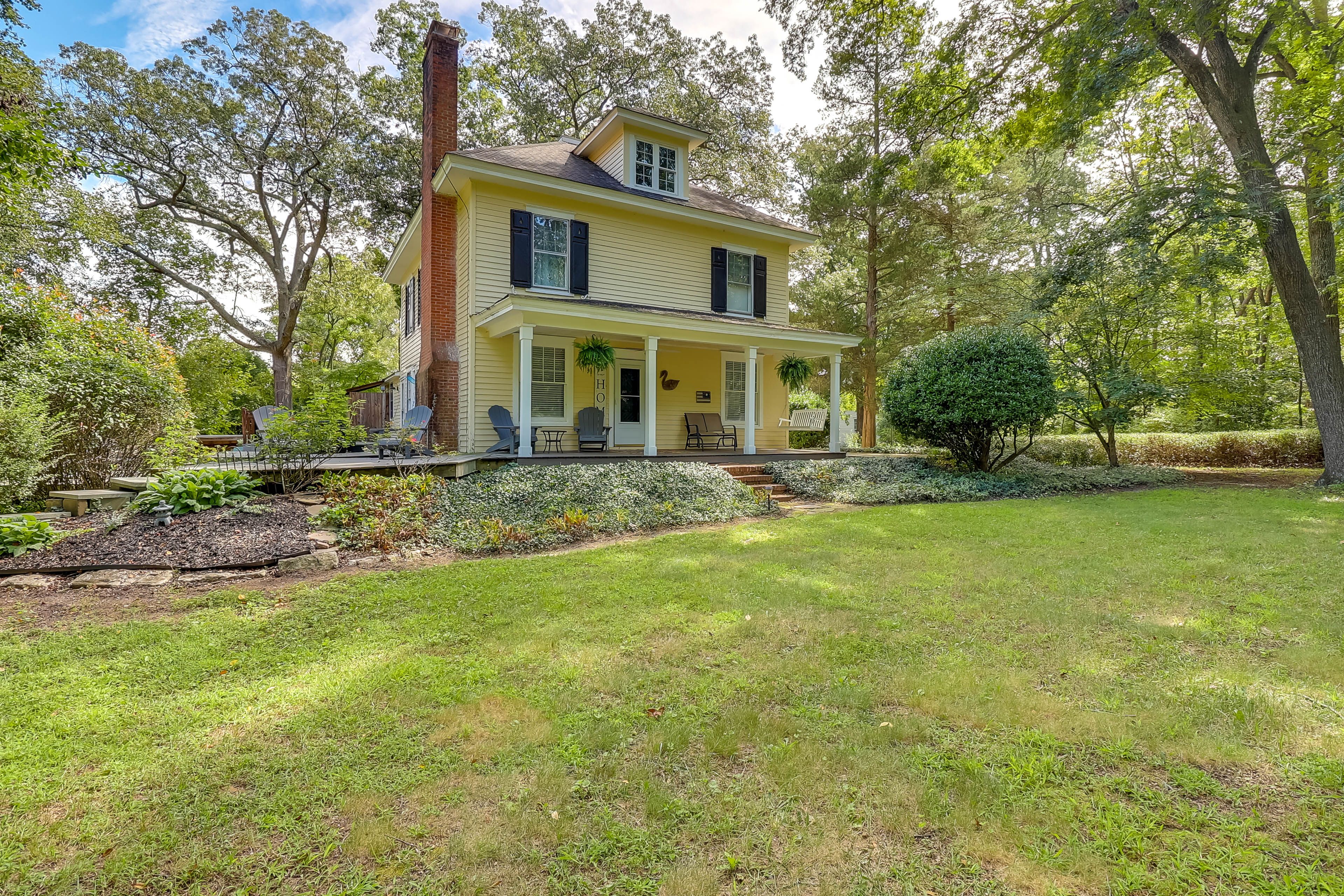 Main House Exterior | Parking | Driveway (6 Vehicles)
