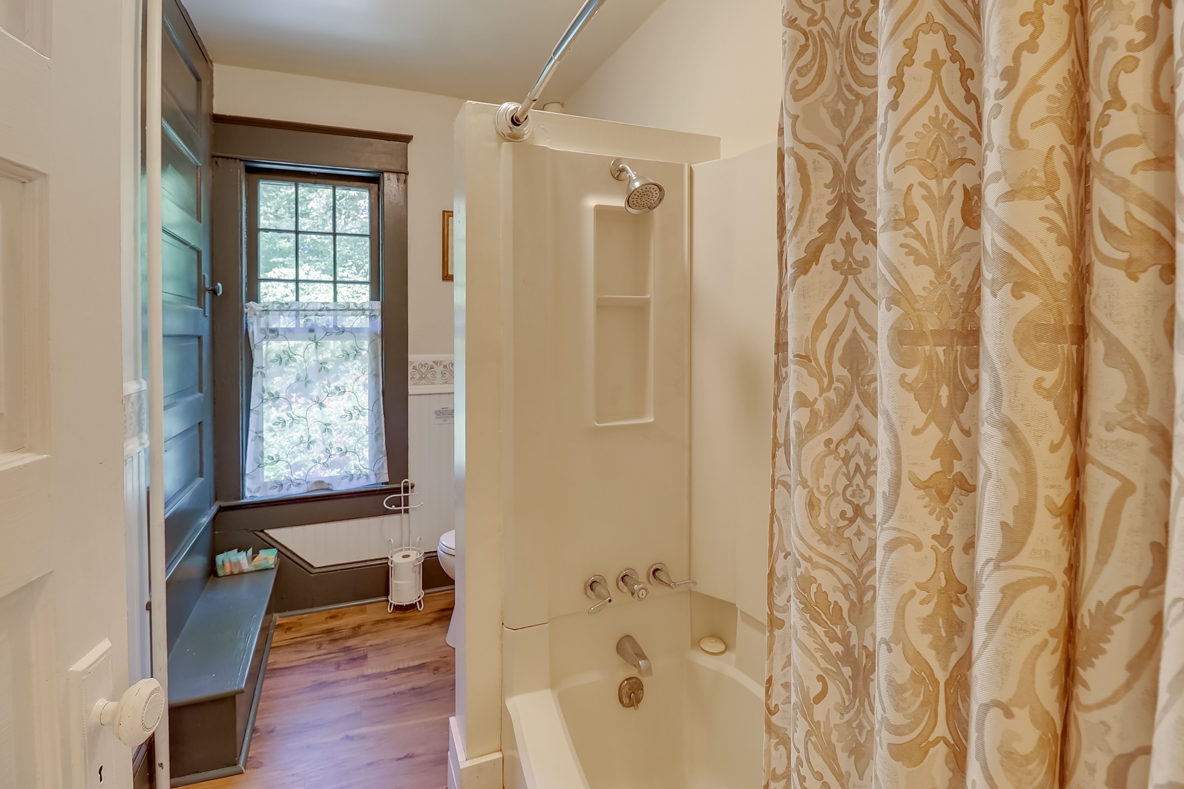Full Bathroom (Main House)