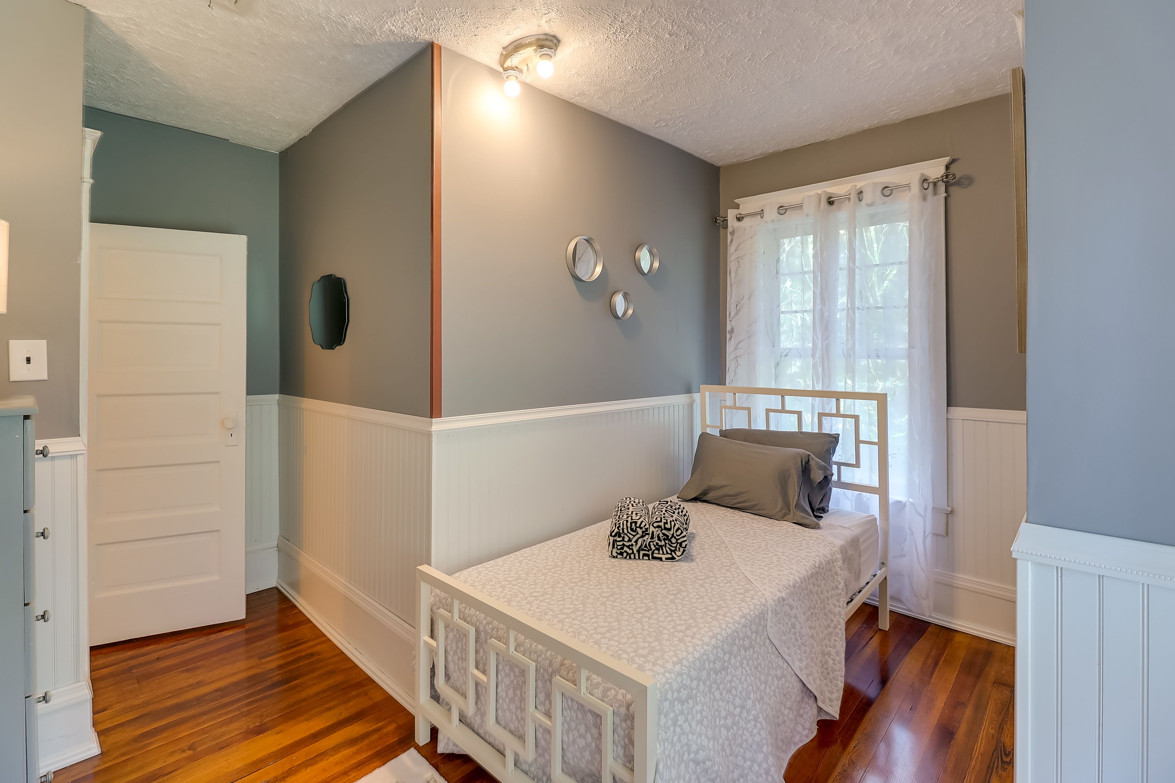 Bedroom 4 (Main House) | Twin Bed