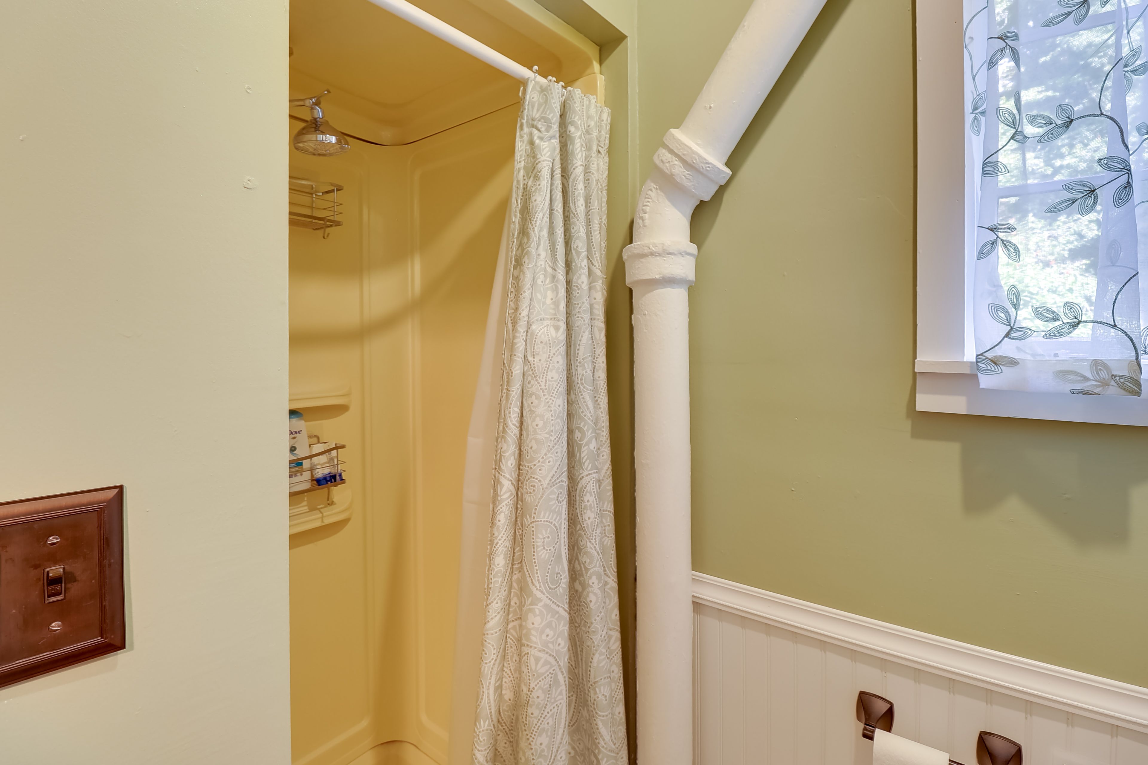 Full Bathroom (Main House)