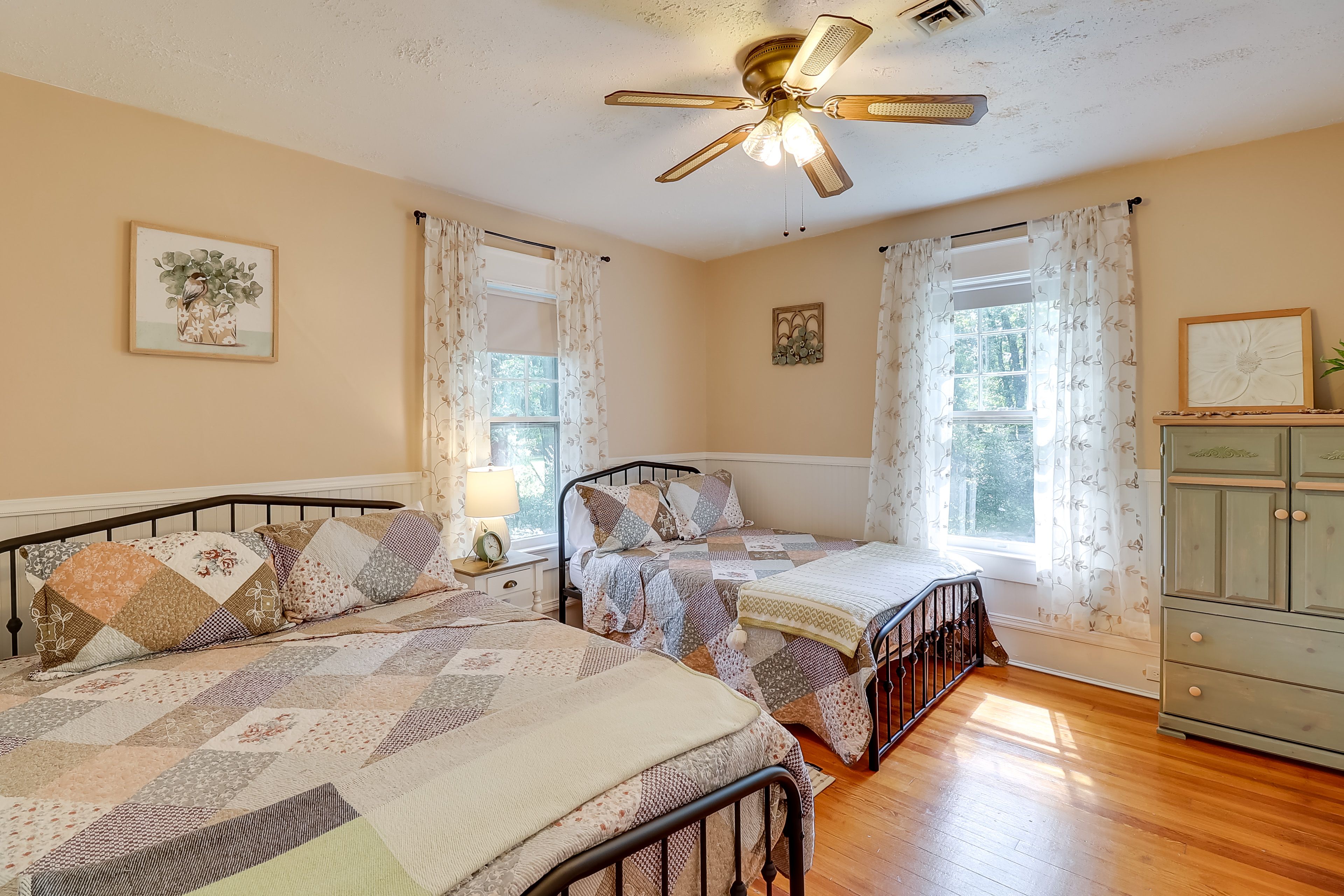 Bedroom 1 (Main House) | Queen Bed | Full Bed